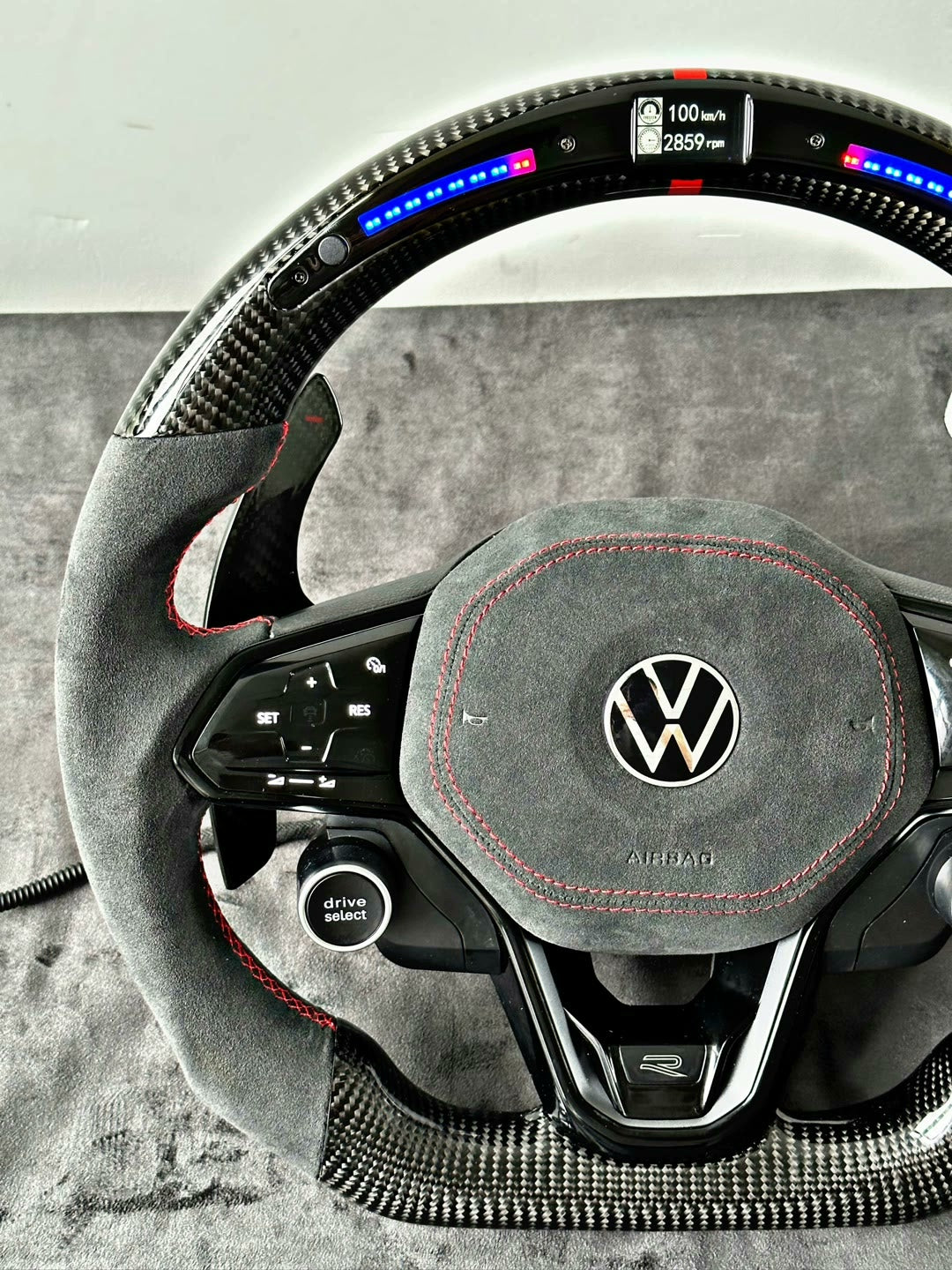 Volante Volkswagen R Deportivo en Carbono y Alcántara Gris con Pantalla LED | Levas de Carbono, Mandos Táctiles, Drive Select, Start/Stop y Airbag