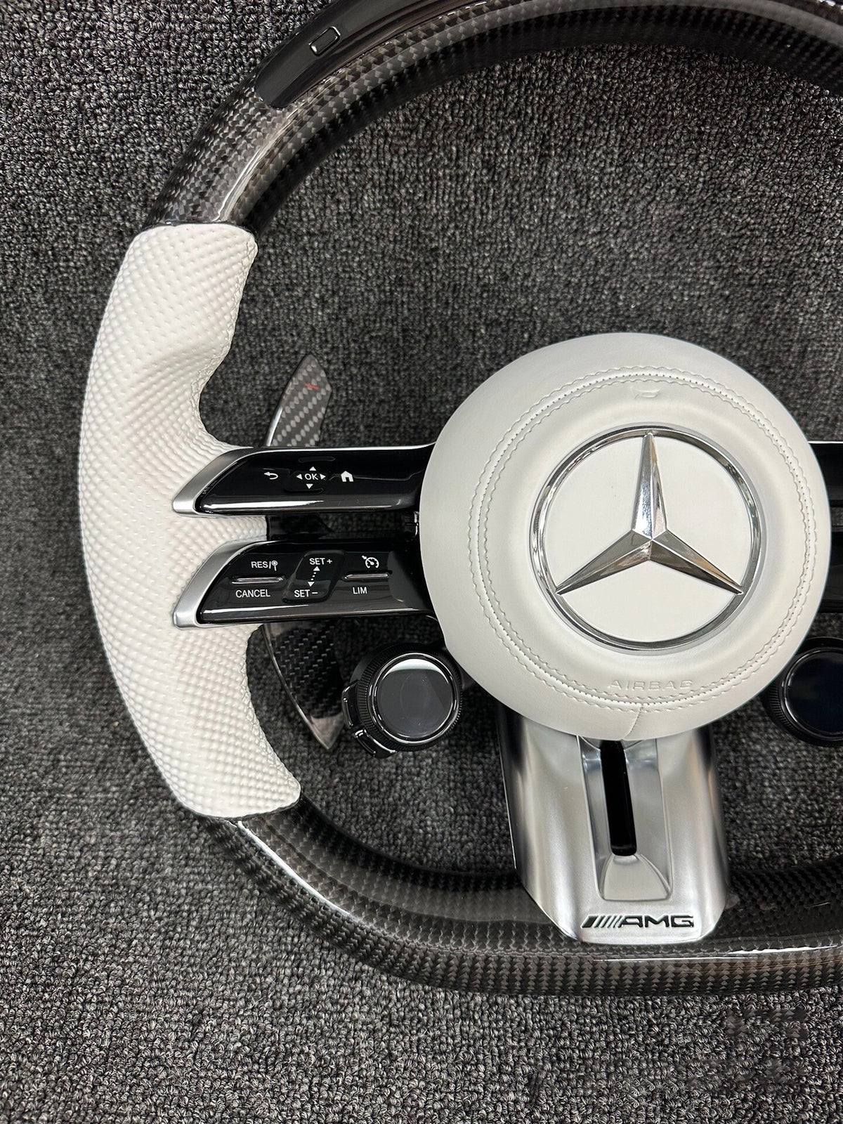 Volante Mercedes-AMG Deportivo en Fibra de Carbono y Cuero Blanco Perforado | Display LED, Levas de Carbono, Controles AMG, Multifunción y Airbag