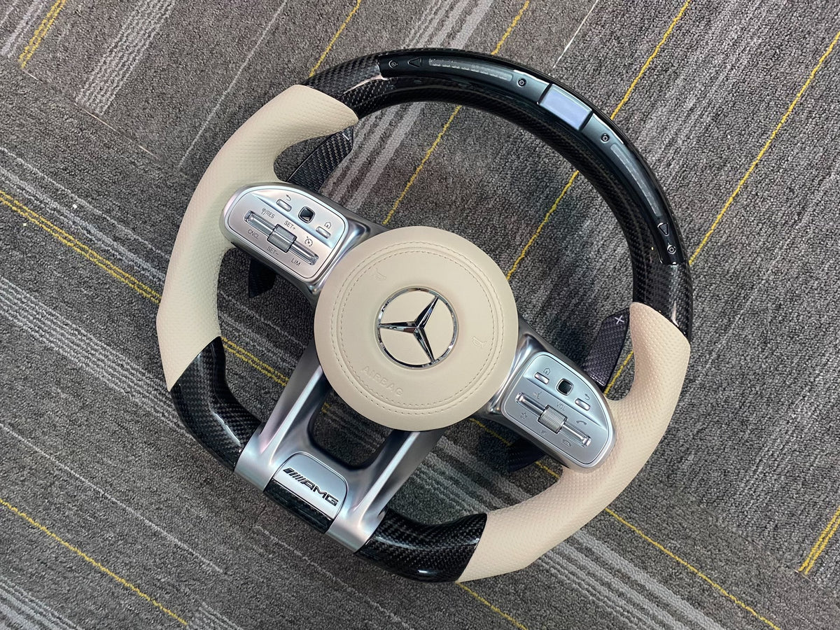 Volante Mercedes-AMG Performance en Fibra de Carbono, Cuero Beige Perforado, Pantalla y LED con Levas y Multifunción