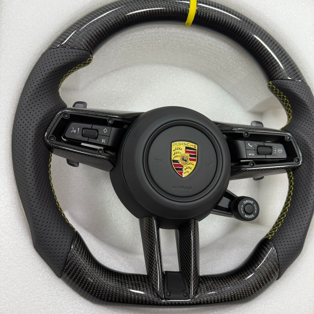 Volante Porsche Deportivo en Fibra de Carbono y Piel Perforada | Marcador Amarillo, Levas de Cambio, Drive Mode, Fondo Plano y Airbag