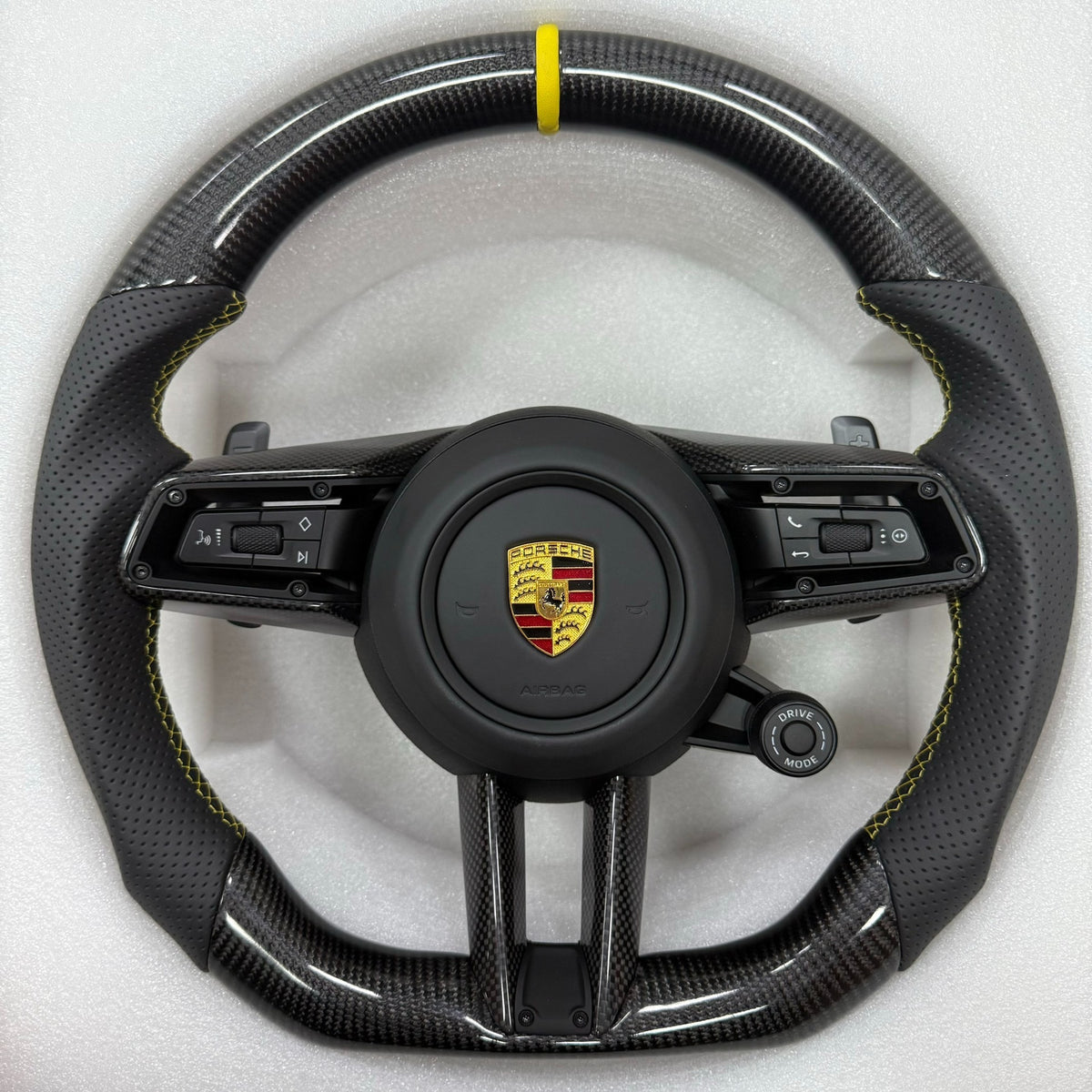 Volante Porsche Deportivo en Fibra de Carbono y Piel Perforada | Marcador Amarillo, Levas de Cambio, Drive Mode, Fondo Plano y Airbag