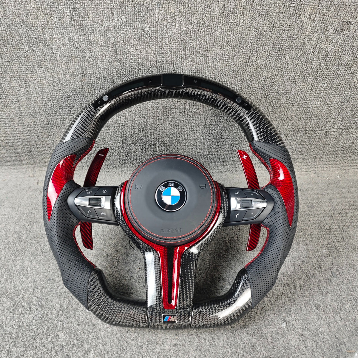 Volante BMW M Performance en Fibra de Carbono, Alcantara y Detalles Rojos con Race Display, Levas y M1/M2