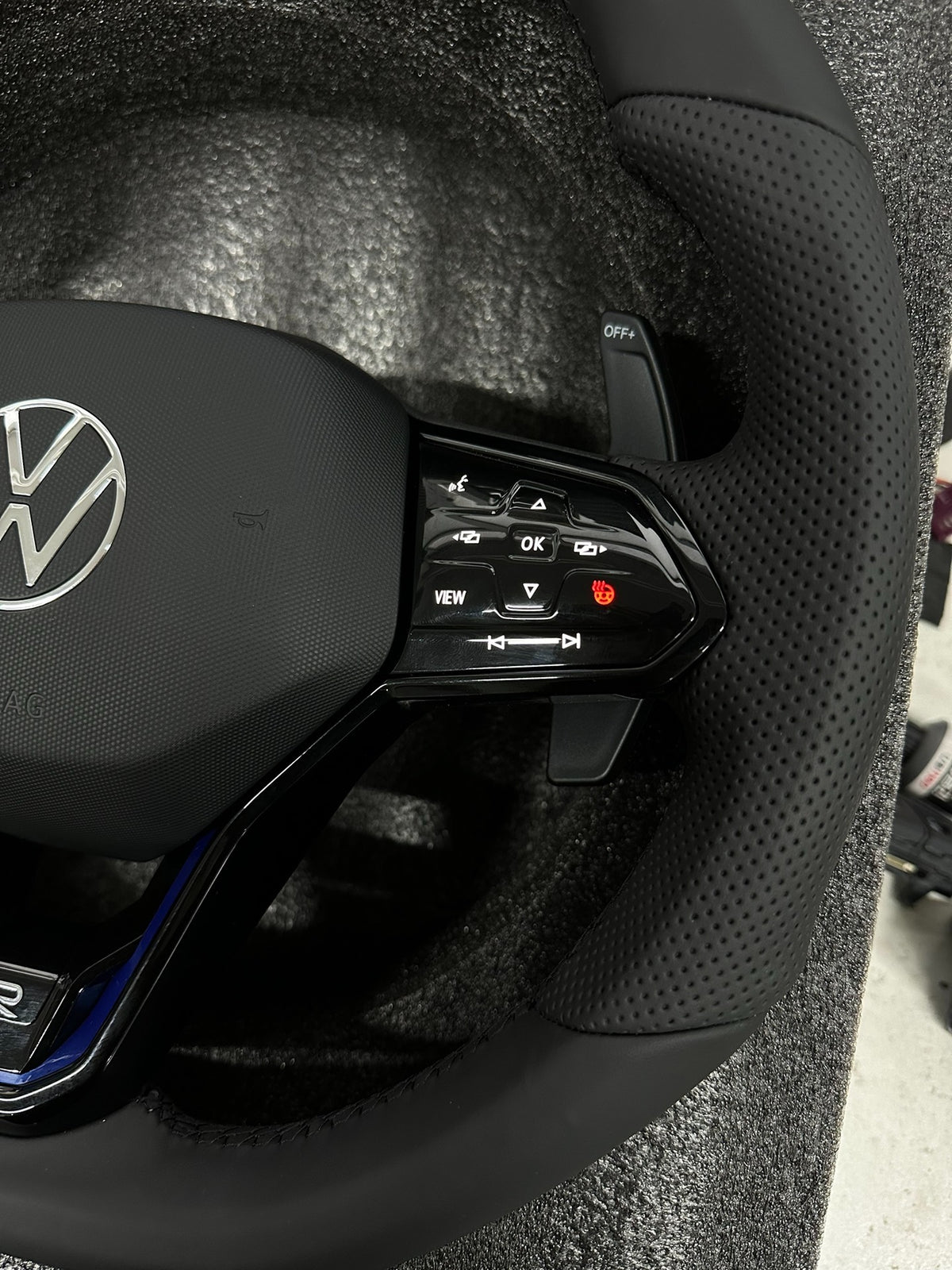 Volante Volkswagen R Deportivo en Cuero Negro Perforado | Calefactable, Levas, Mandos Táctiles, Multifunción y Airbag