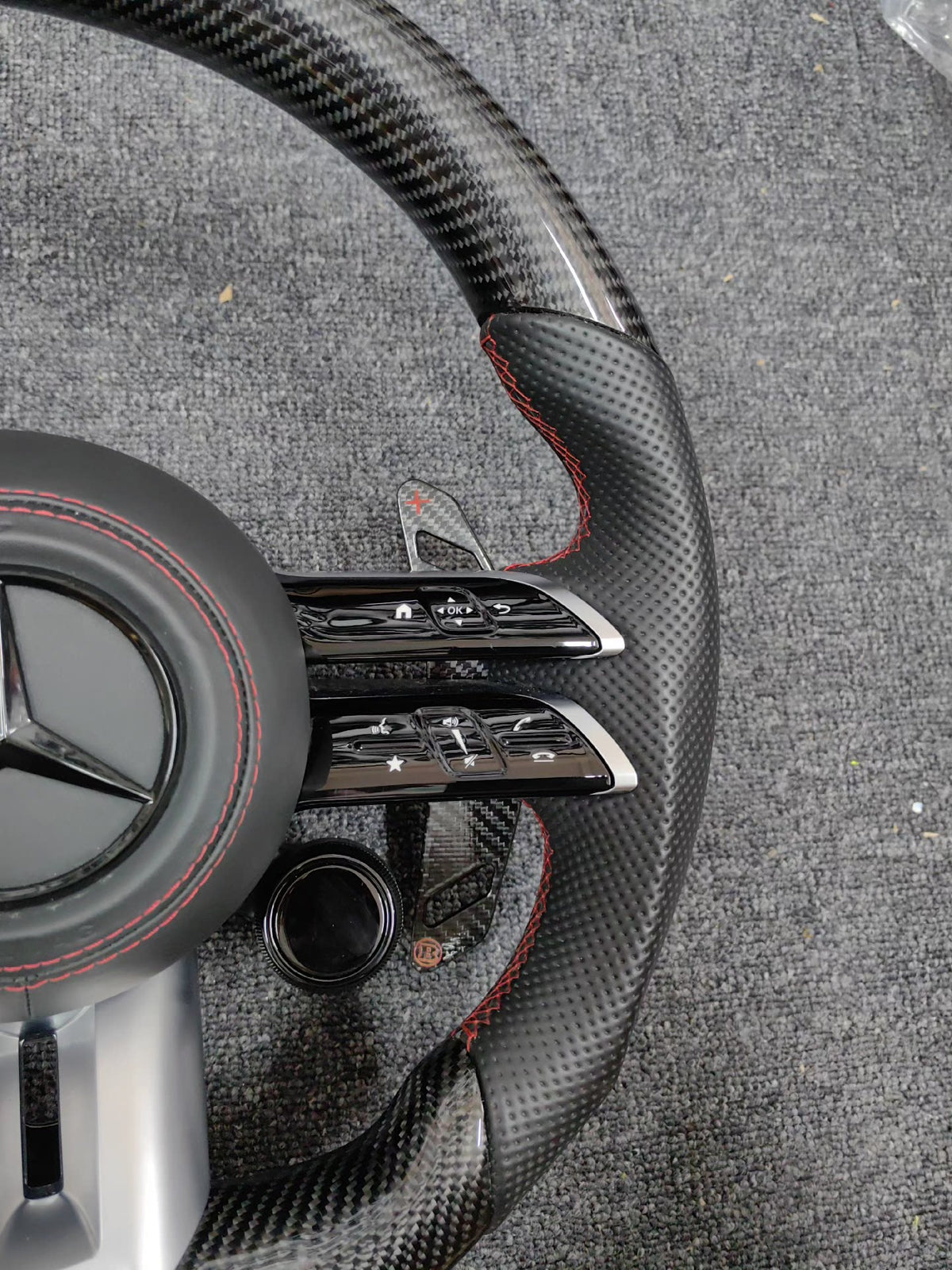 Volante Mercedes-AMG Performance en Fibra de Carbono con Microfibra Perforada, Levas y Multifunción