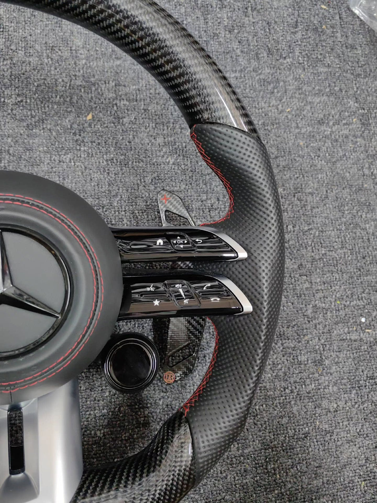 Volante Mercedes-AMG Deportivo en Carbono y Cuero Perforado | Fondo Plano, Mandos Giratorios, Levas y Airbag