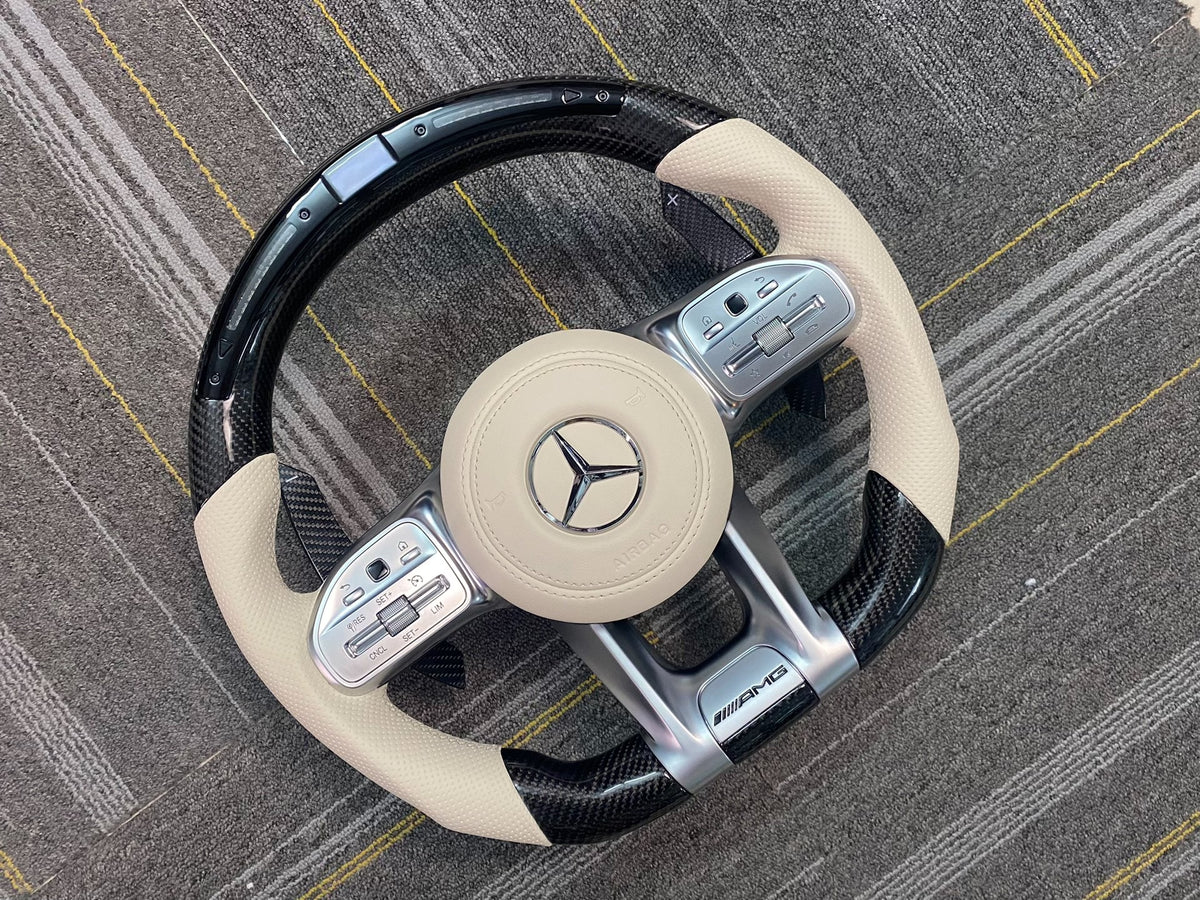 Volante Mercedes-AMG Performance en Fibra de Carbono, Cuero Beige Perforado, Pantalla y LED con Levas y Multifunción