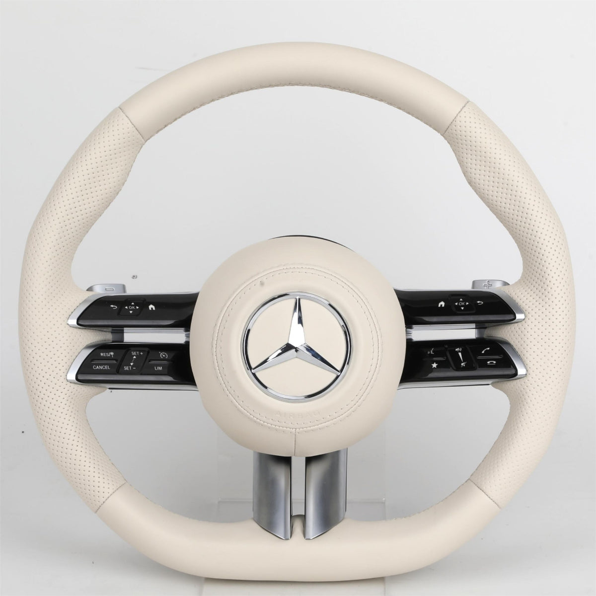 Volante Mercedes-Benz en Cuero Beige Perforado con Levas, Multifunción y Acabado Negro Brillante