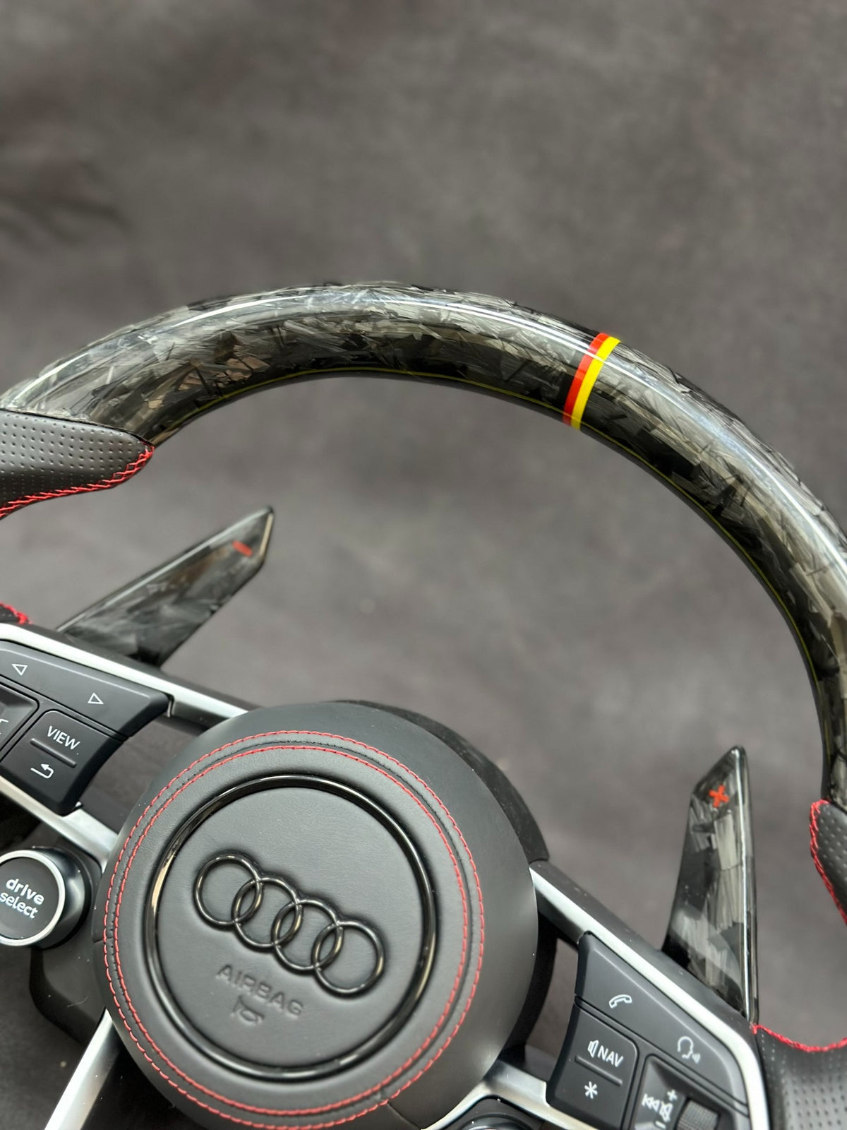 Volante Audi S Performance en Fibra de Carbono, Cuero Perforado, Levas y Multifunción