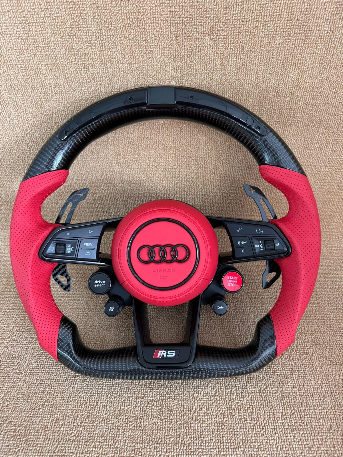 Volante Audi RS Deportivo en Carbono y Piel Roja | Pantalla LED, Levas de Carbono, Drive Select, Botón Start, Fondo Plano y Airbag
