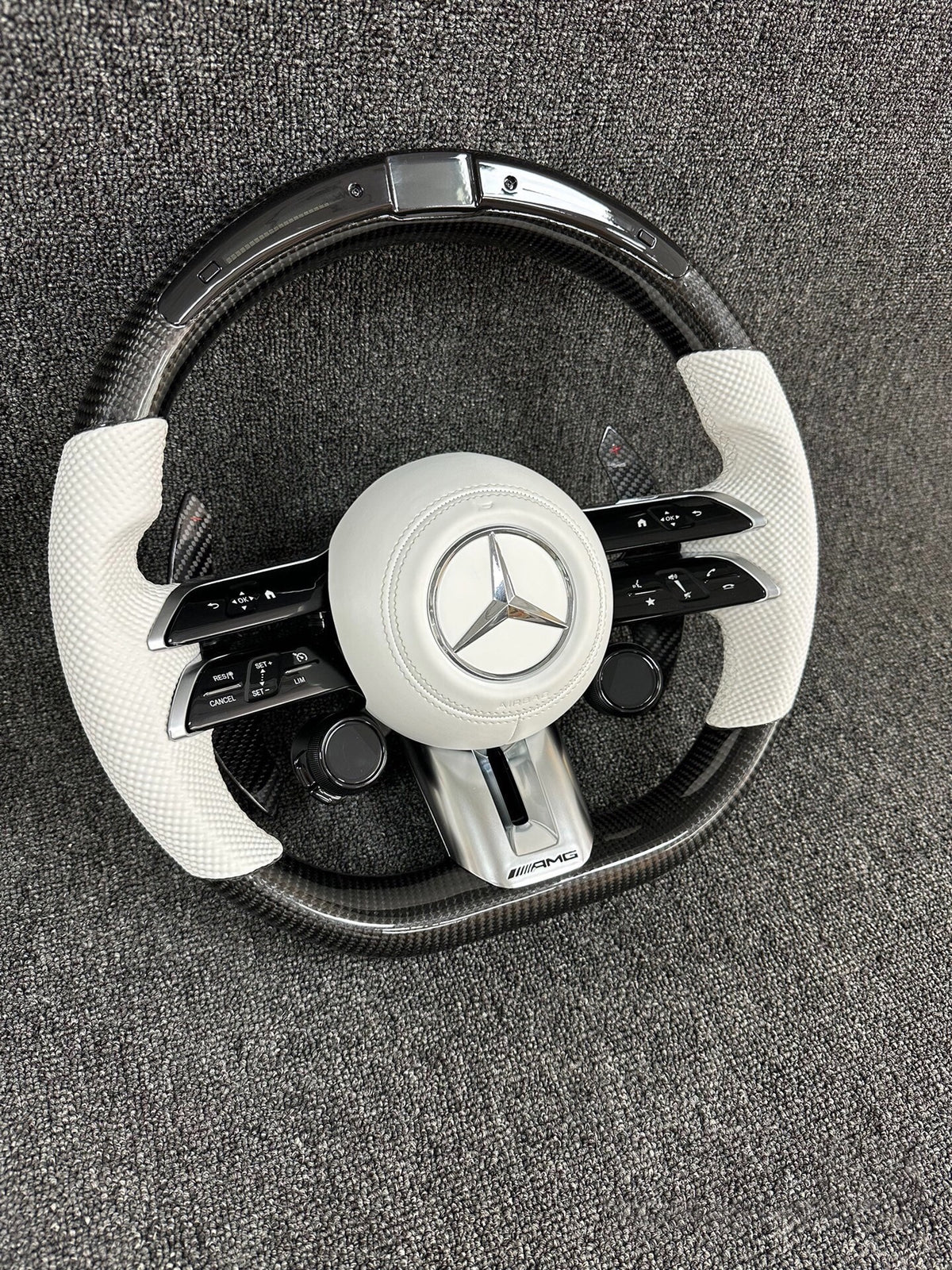 Volante Mercedes-AMG Deportivo en Fibra de Carbono y Cuero Blanco Perforado | Display LED, Levas de Carbono, Controles AMG, Multifunción y Airbag