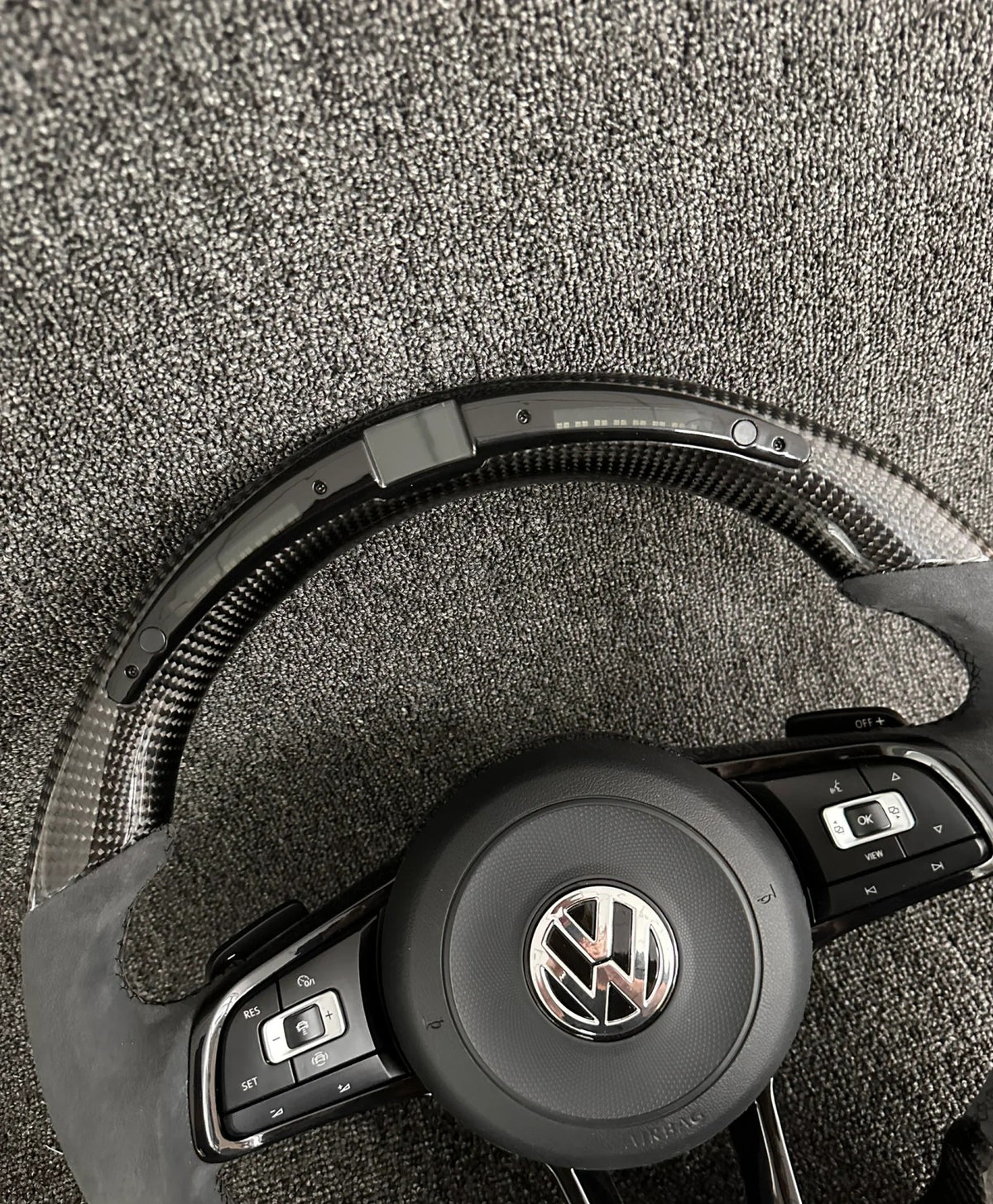 Volante Volkswagen R Performance en Fibra de Carbono y Alcantara con Levas, Multifunción y Emblema R