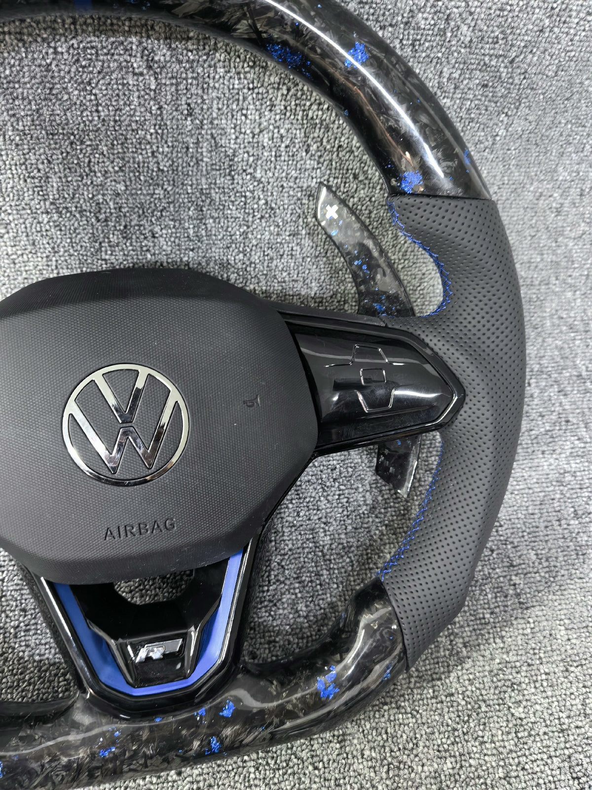 Volante Volkswagen Golf R Carbono Forjado Azul | Cuero Perforado y Levas