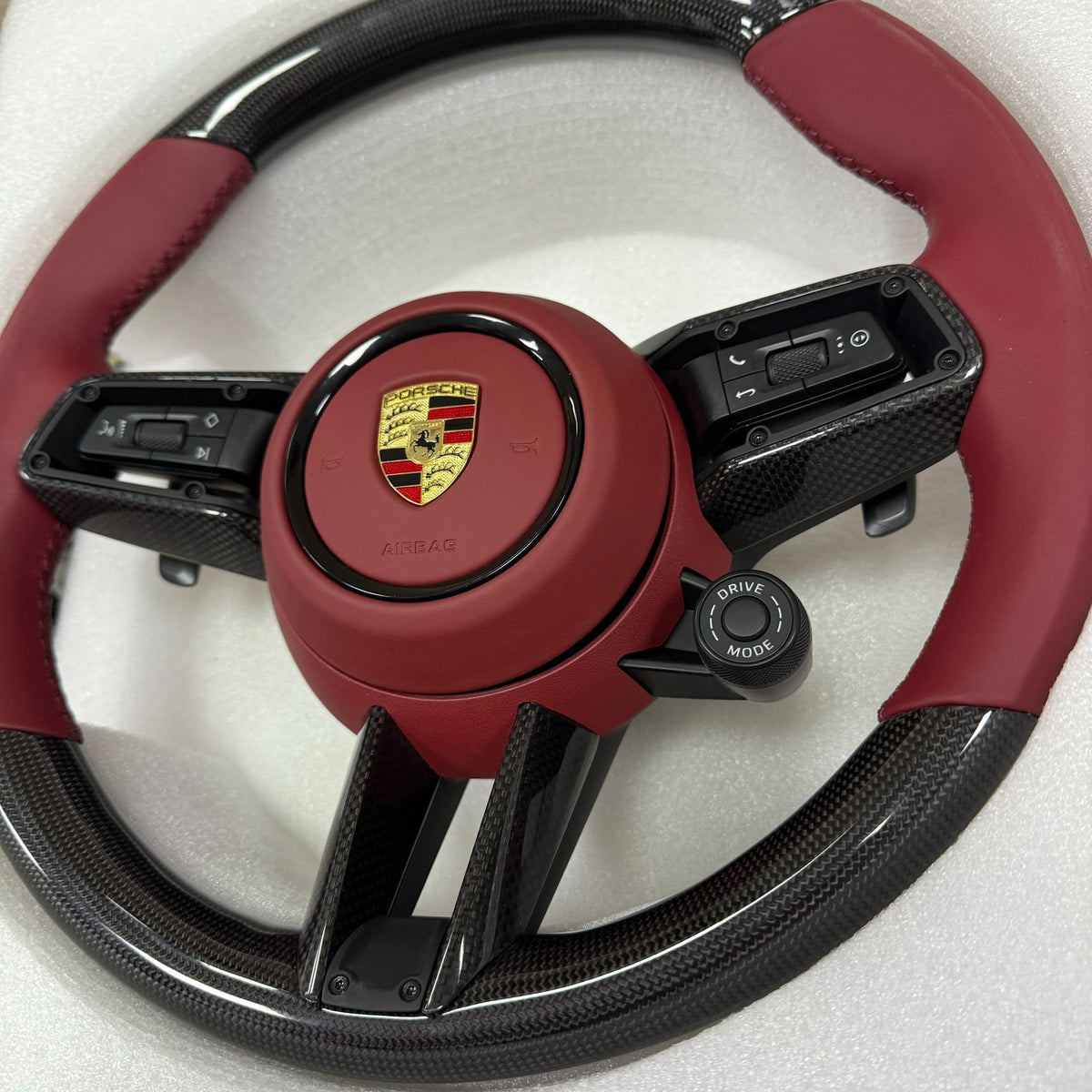 Volante Deportivo Porsche en Fibra de Carbono y Piel Roja con Levas y Controles Multifunción