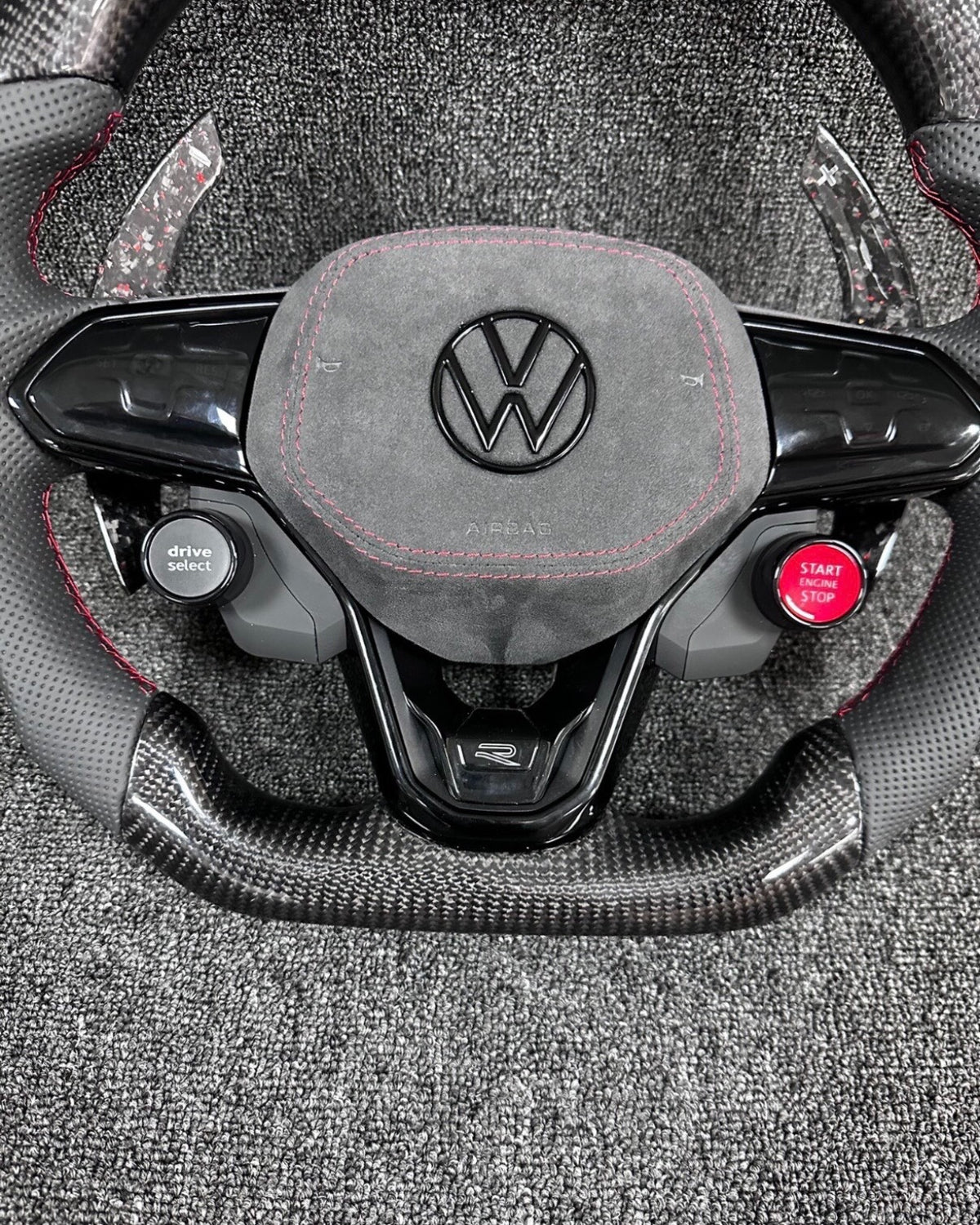 Volante Volkswagen R Deportivo en Fibra de Carbono y Cuero Gris Perforado | Display LED, Levas de Carbono, Drive Select, Start Engine Stop y Airbag