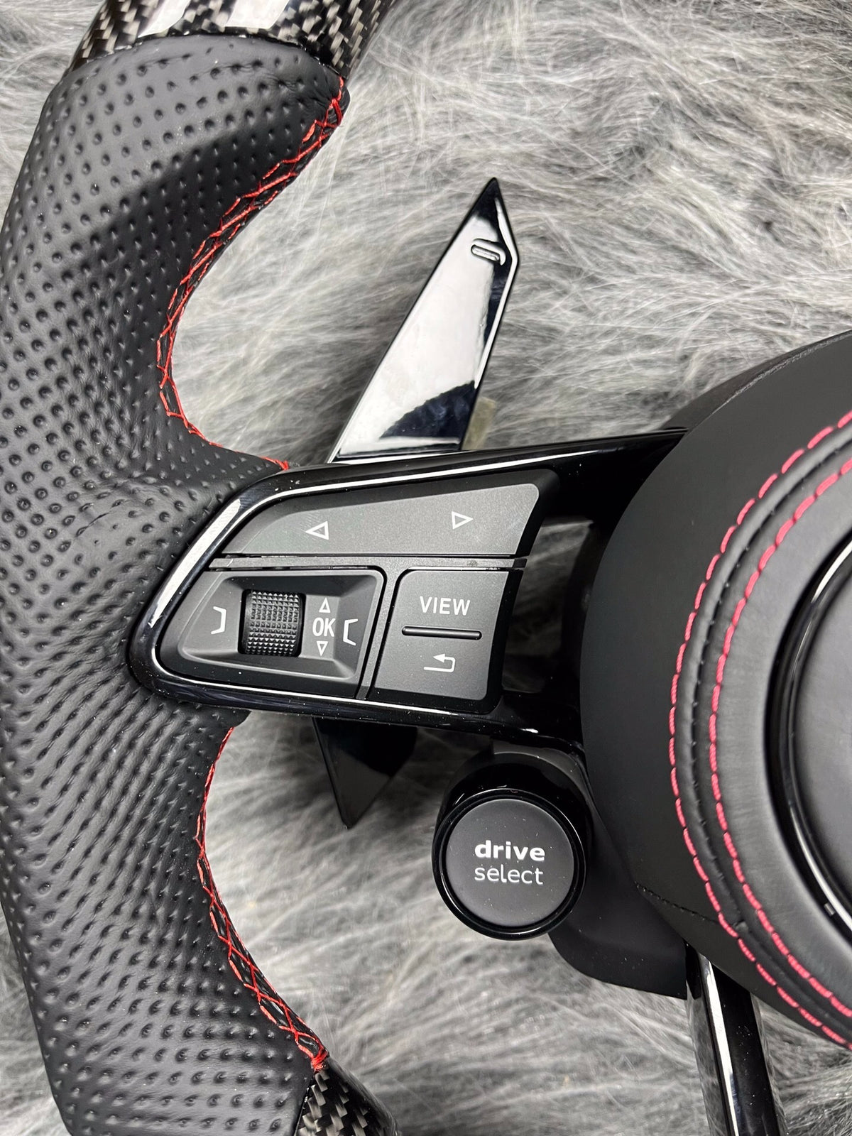 Volante Audi RS Performance en Fibra de Carbono con Pantalla, Alcantara Negra, Levas y Multifunción
