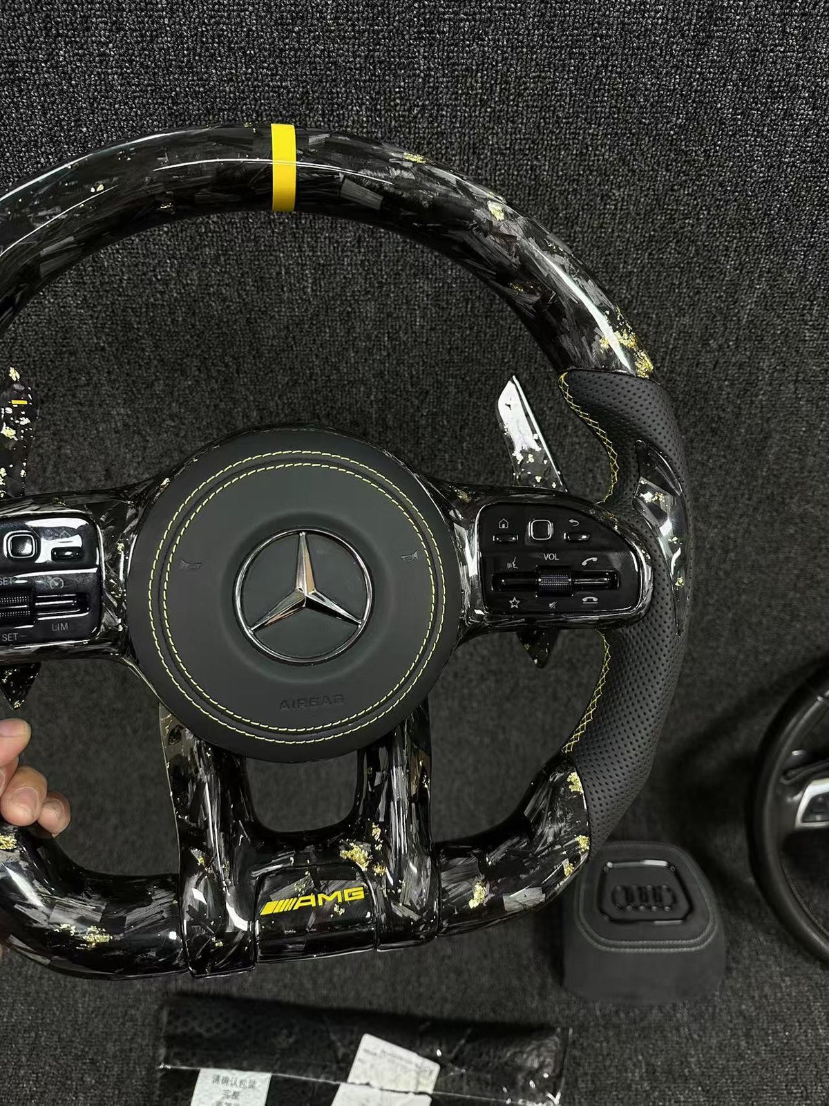 Volante Mercedes-AMG Performance en Fibra de Carbono, Microfibra Perforada, Levas y Costuras Amarillas