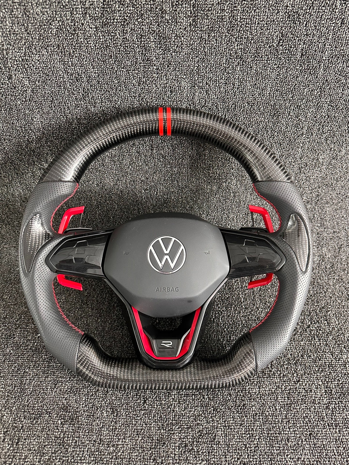 Volante Deportivo Volkswagen R de Carbono y Cuero Perforado con Costura Roja, Levas Ampliadas y Airbag Incluido
