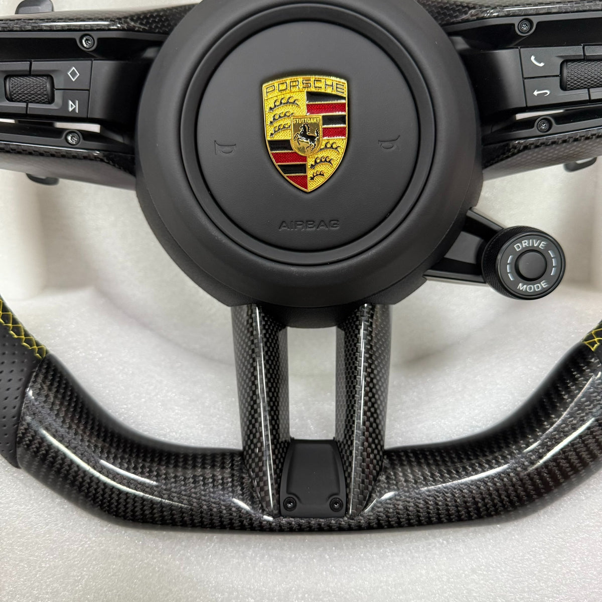Volante Porsche Deportivo en Fibra de Carbono y Piel Perforada | Marcador Amarillo, Levas de Cambio, Drive Mode, Fondo Plano y Airbag
