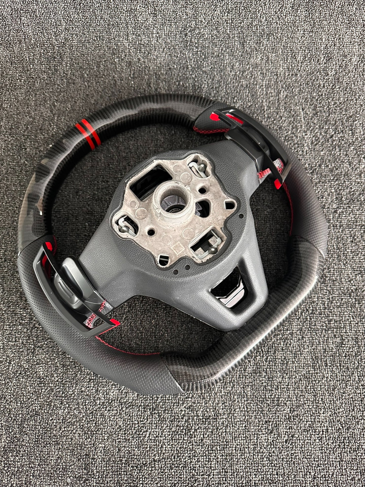 Volante Deportivo Volkswagen R de Carbono y Cuero Perforado con Costura Roja, Levas Ampliadas y Airbag Incluido