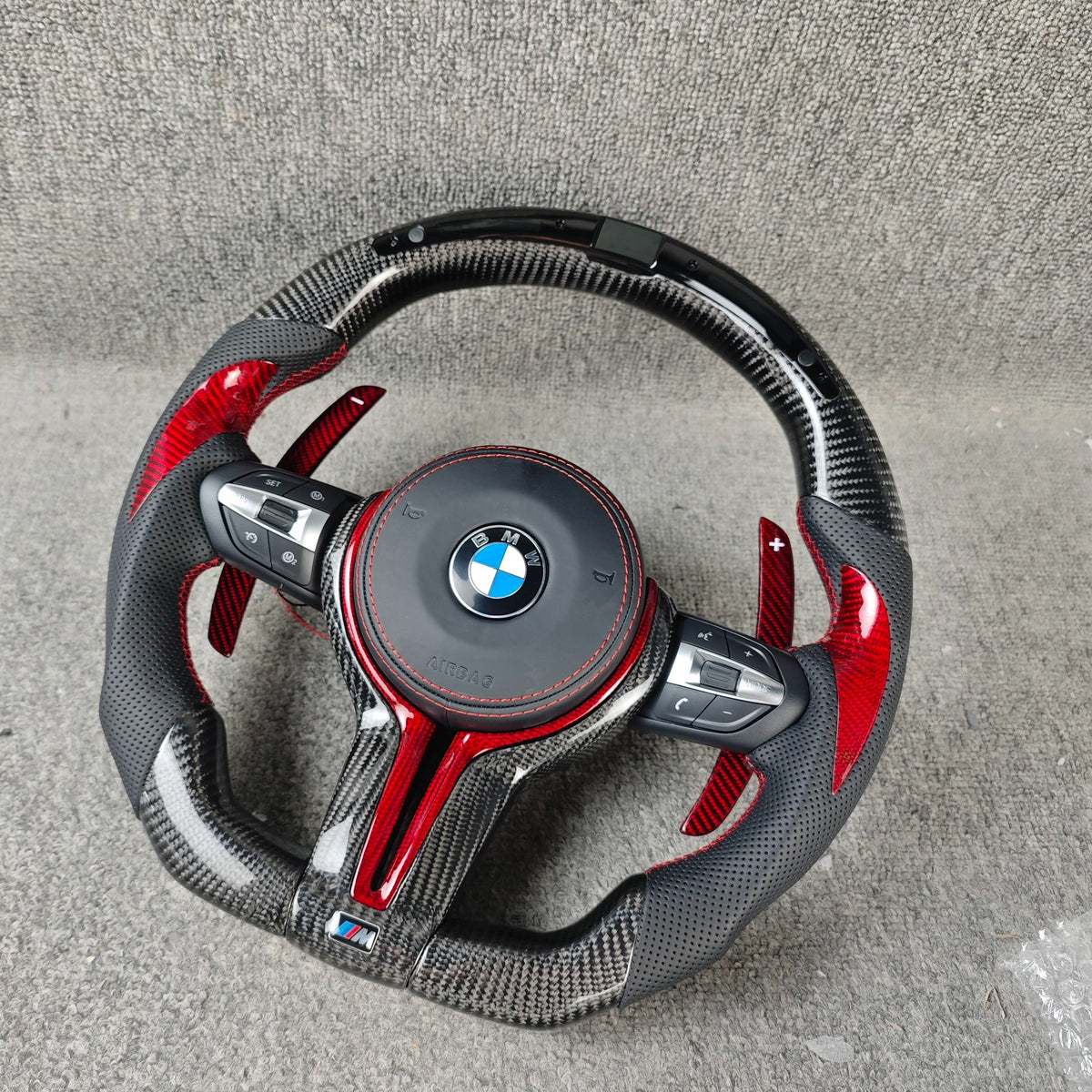 Volante BMW M Performance en Fibra de Carbono, Alcantara y Detalles Rojos con Race Display, Levas y M1/M2