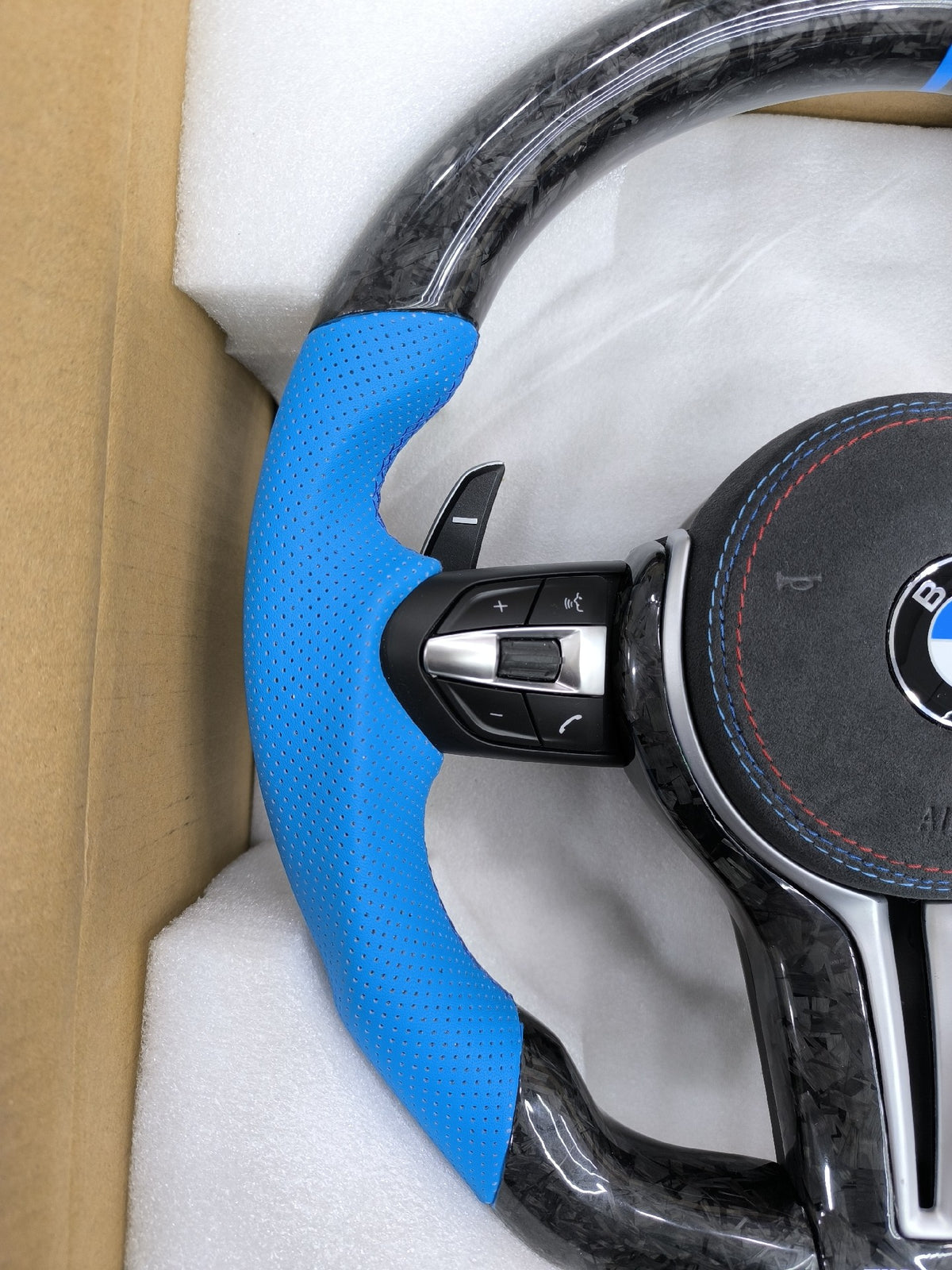 Volante BMW M Performance Deportivo en Carbono Forjado y Piel Azul | Levas de Cambio, Fondo Plano, Mandos Multifunción y Airbag