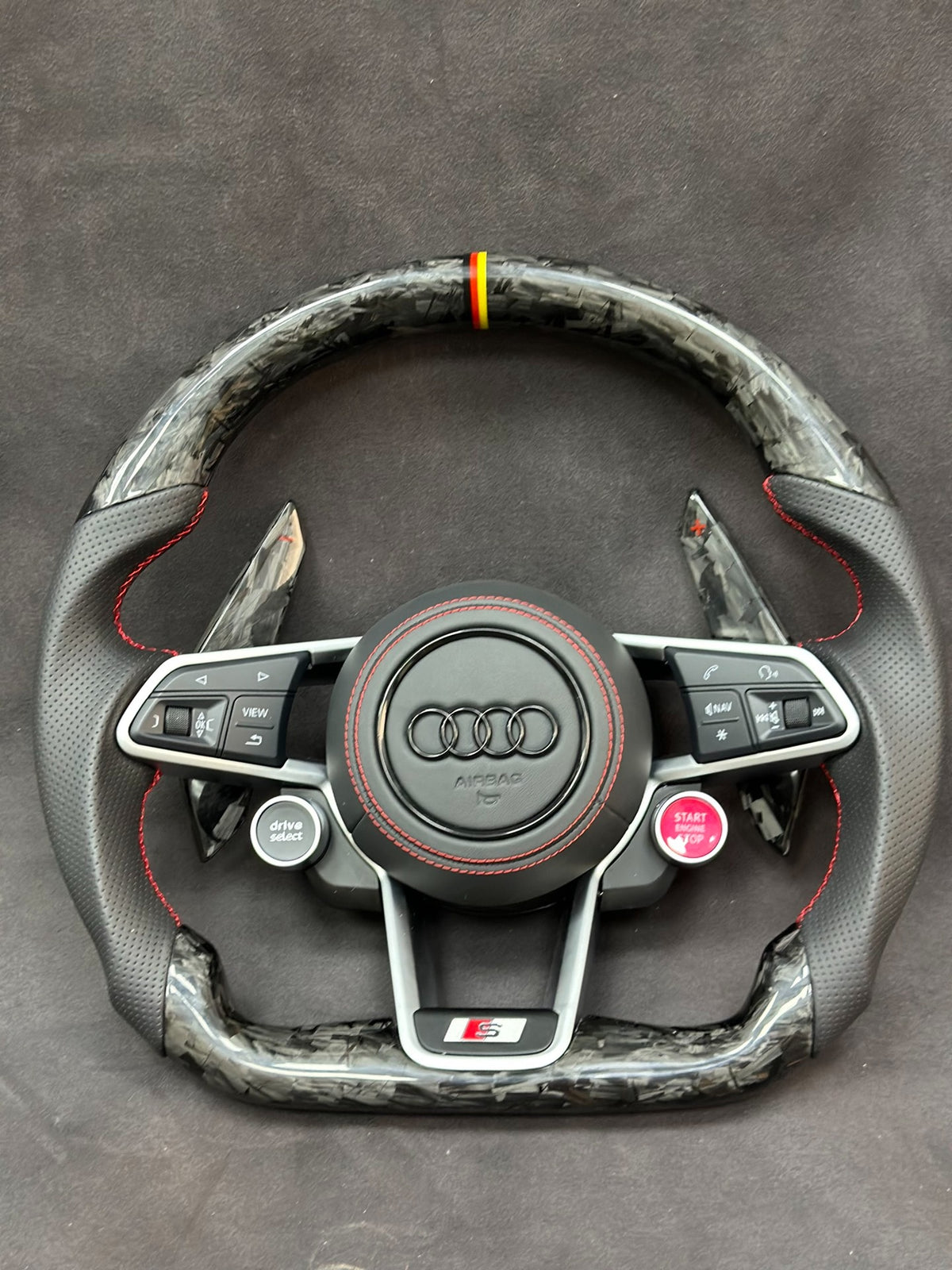 Volante Audi S Performance en Fibra de Carbono, Cuero Perforado, Levas y Multifunción