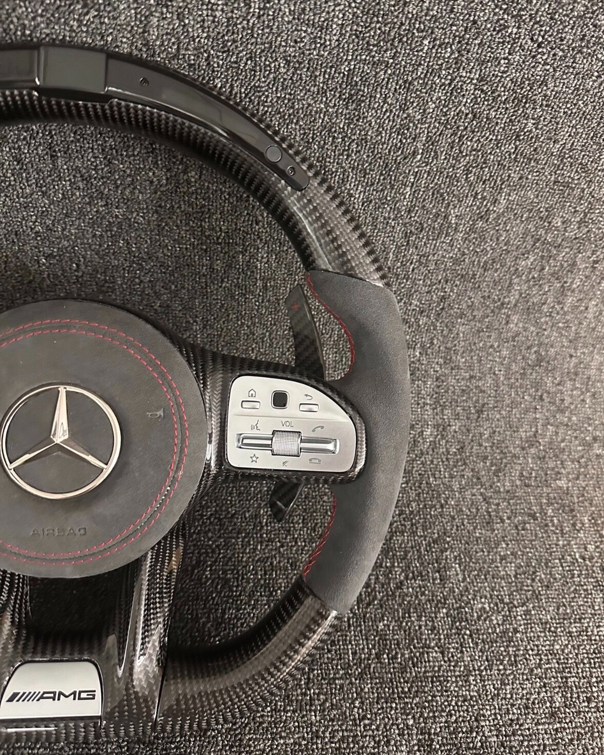 Volante Mercedes-AMG Deportivo en Carbono y Alcántara | Pantalla LED, Levas de Carbono, Fondo Plano y Airbag