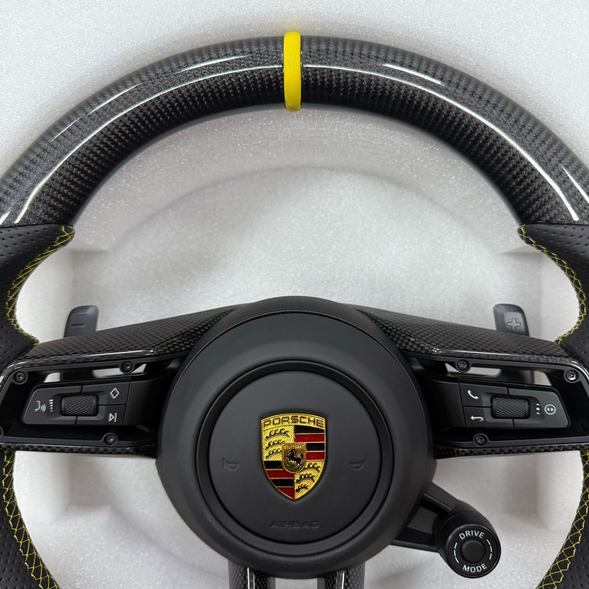Volante Porsche Deportivo en Fibra de Carbono y Piel Perforada | Marcador Amarillo, Levas de Cambio, Drive Mode, Fondo Plano y Airbag