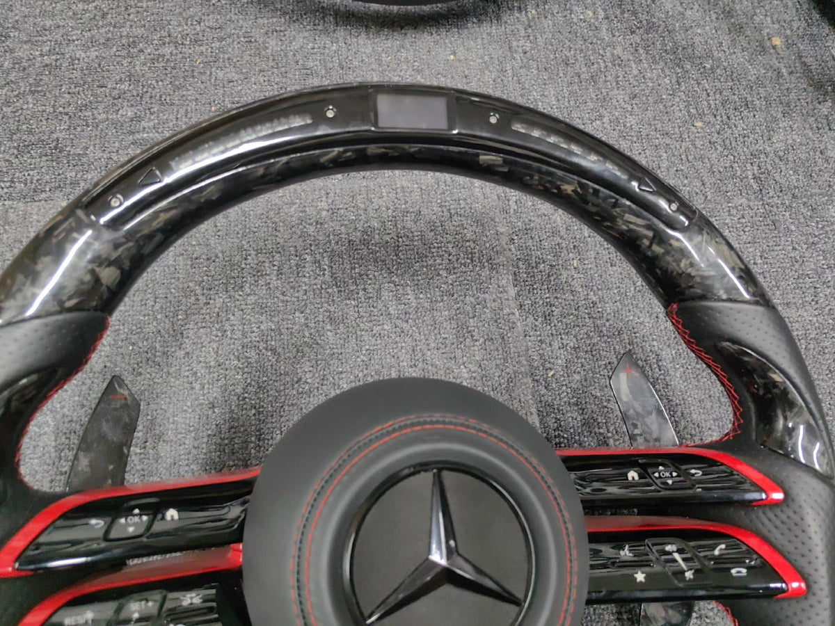 Volante Mercedes-AMG de Carbono Forjado con Pantalla LED, Cuero Perforado y Detalles Rojos