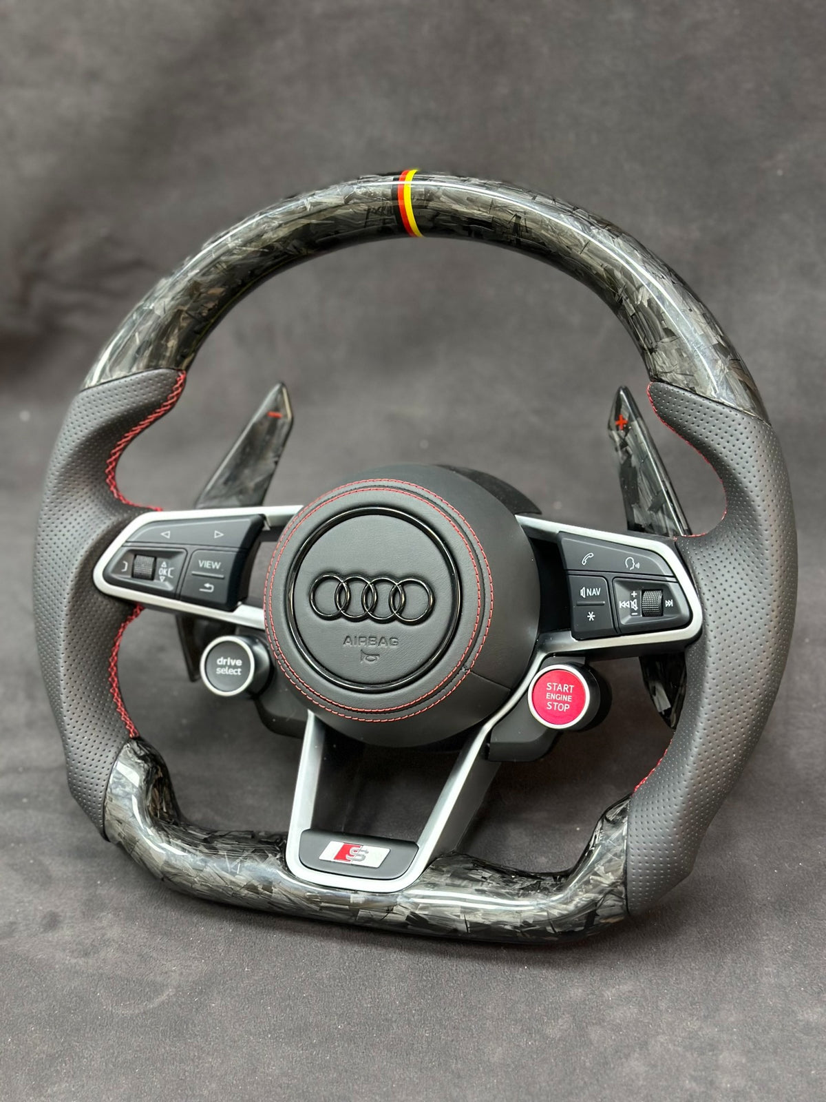 Volante Audi S Performance en Fibra de Carbono, Cuero Perforado, Levas y Multifunción