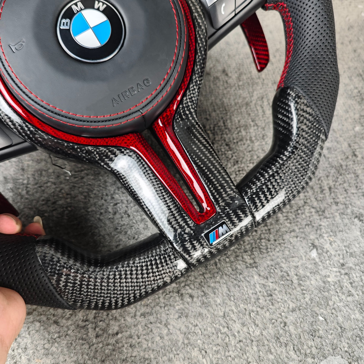Volante BMW M Performance en Fibra de Carbono, Alcantara y Detalles Rojos con Race Display, Levas y M1/M2