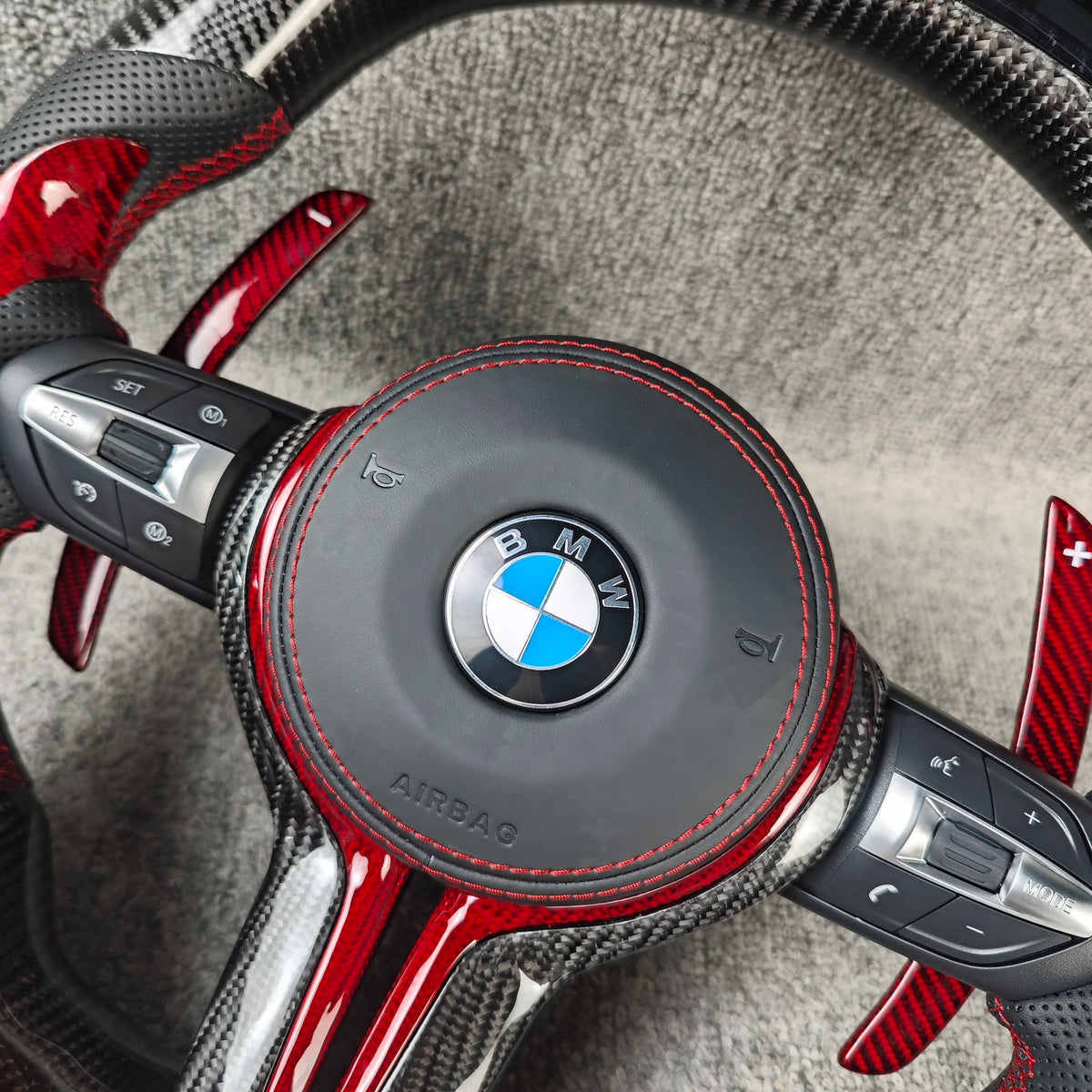 Volante BMW M Performance en Fibra de Carbono, Alcantara y Detalles Rojos con Race Display, Levas y M1/M2