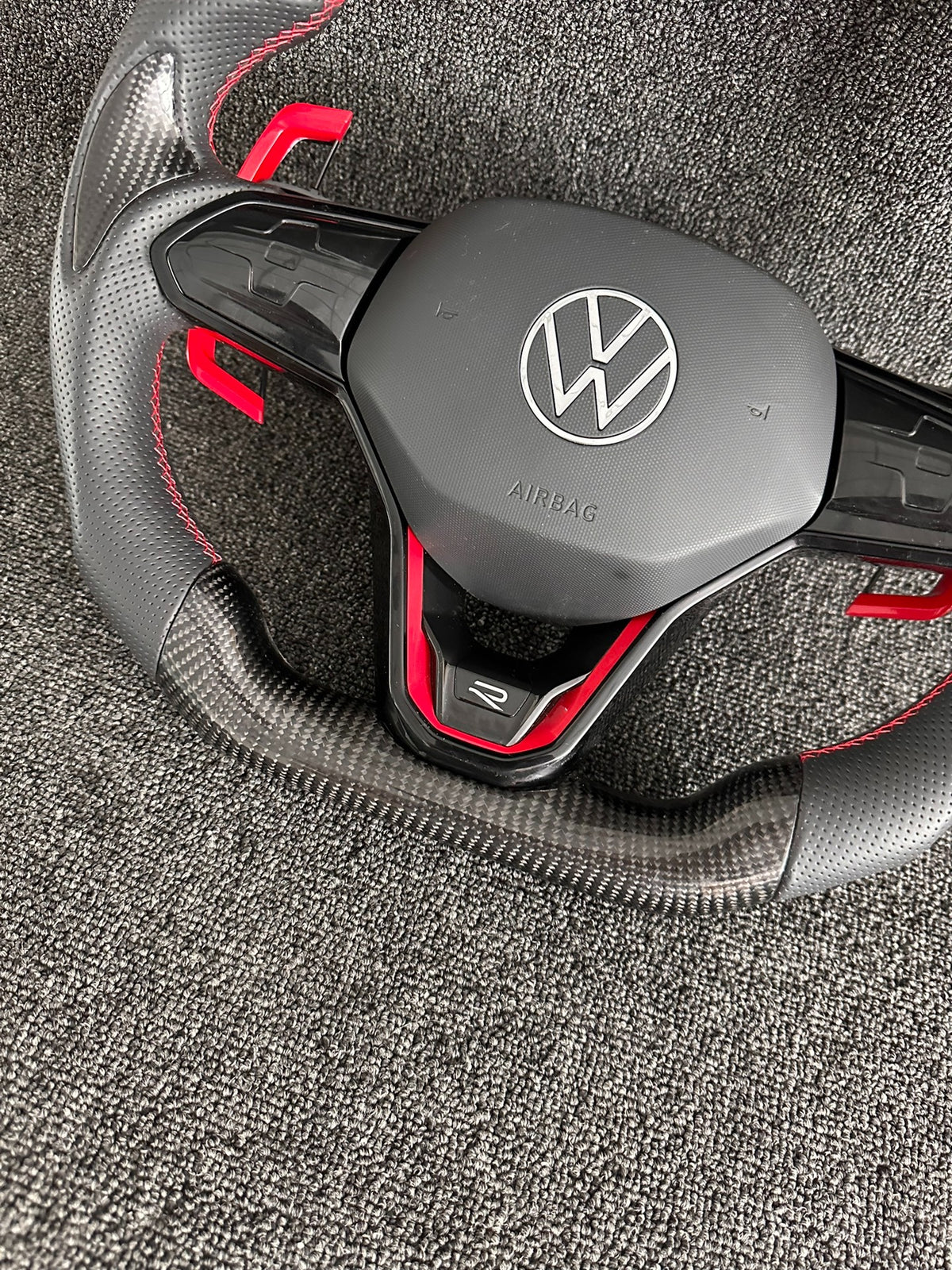 Volante Deportivo Volkswagen R de Carbono y Cuero Perforado con Costura Roja, Levas Ampliadas y Airbag Incluido