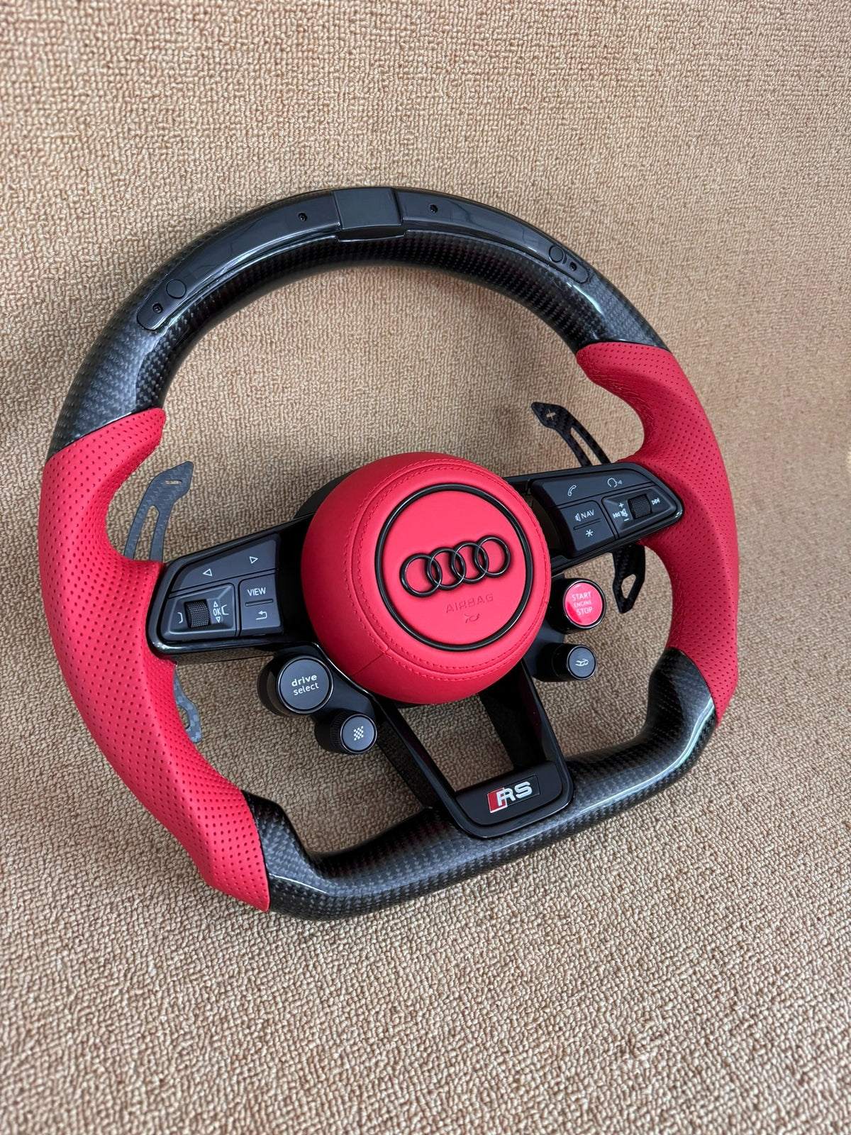 Volante Audi RS Deportivo en Carbono y Piel Roja | Pantalla LED, Levas de Carbono, Drive Select, Botón Start, Fondo Plano y Airbag