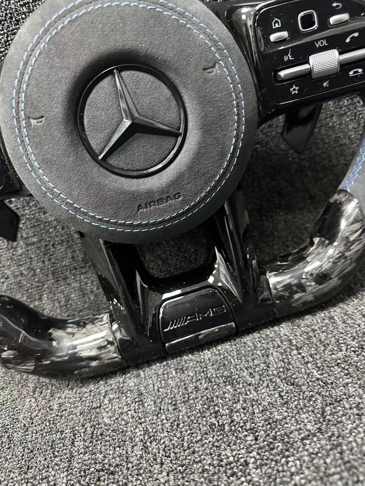 Volante Deportivo Mercedes-AMG de Carbono Forjado y Alcántara con Costura Azul, Levas y Airbag Incluido