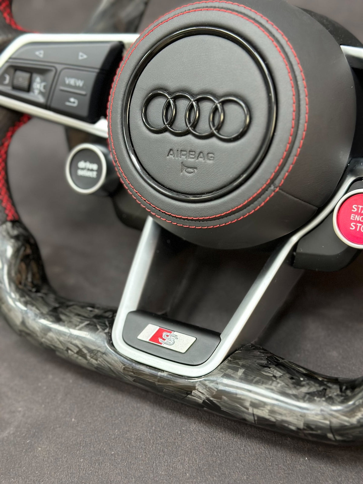 Volante Audi S Performance en Fibra de Carbono, Cuero Perforado, Levas y Multifunción
