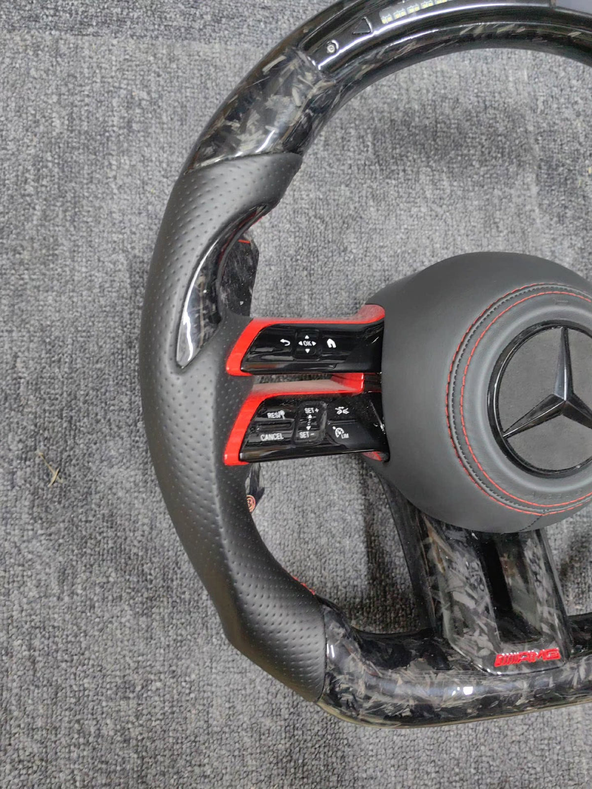 Volante Mercedes-AMG de Carbono Forjado con Pantalla LED, Cuero Perforado y Detalles Rojos