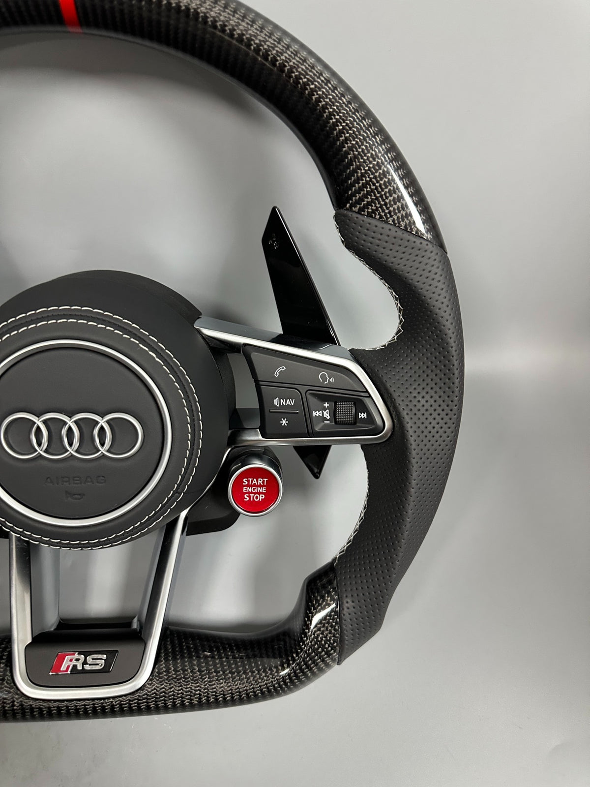 Volante Audi RS Deportivo en Carbono y Piel Perforada | Marcador Rojo, Levas, Drive Select, Botón Start, Fondo Plano y Airbag