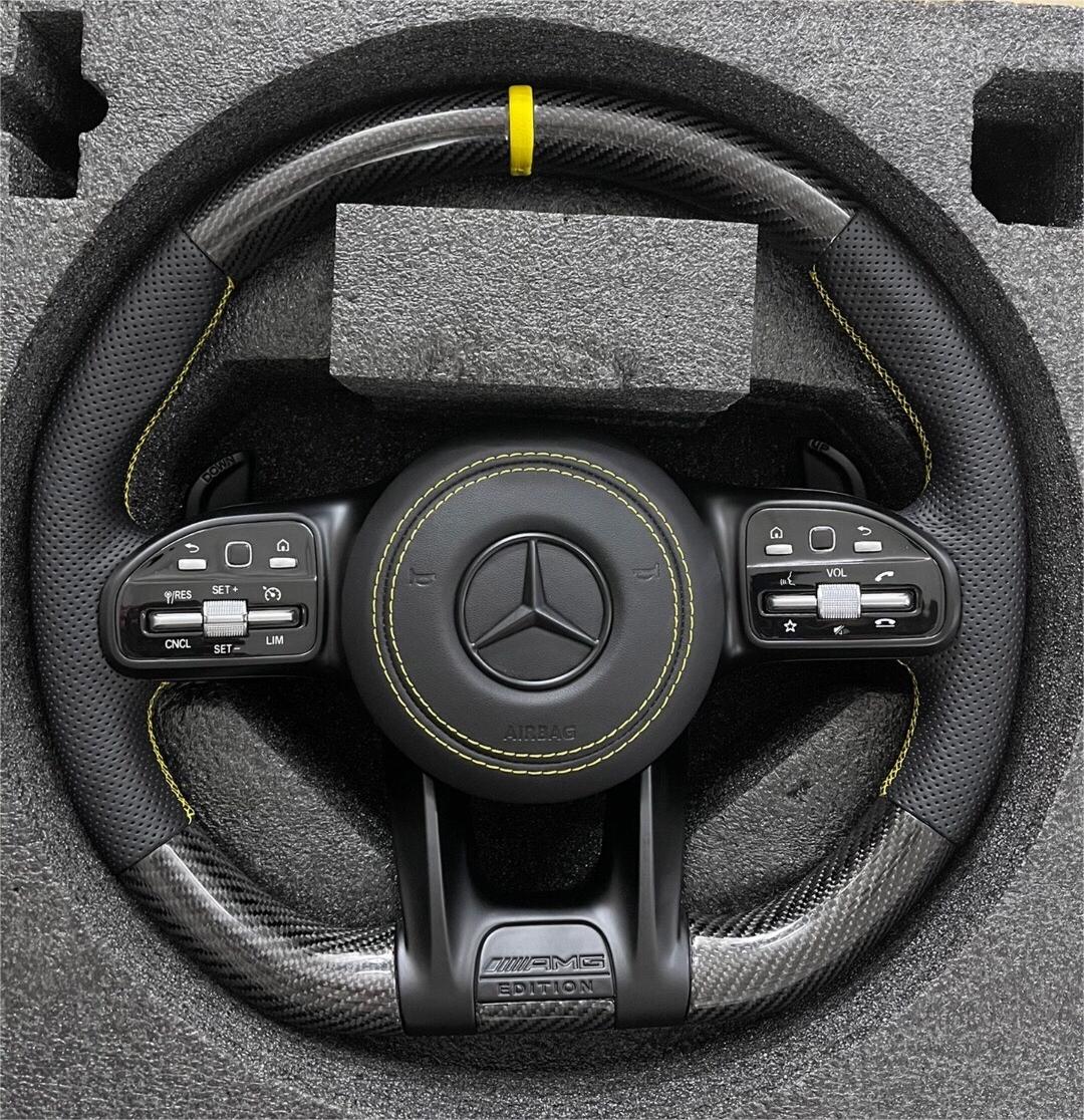 Volante Mercedes-AMG Performance Edition en Fibra de Carbono y Cuero Perforado con Levas y Multifunción