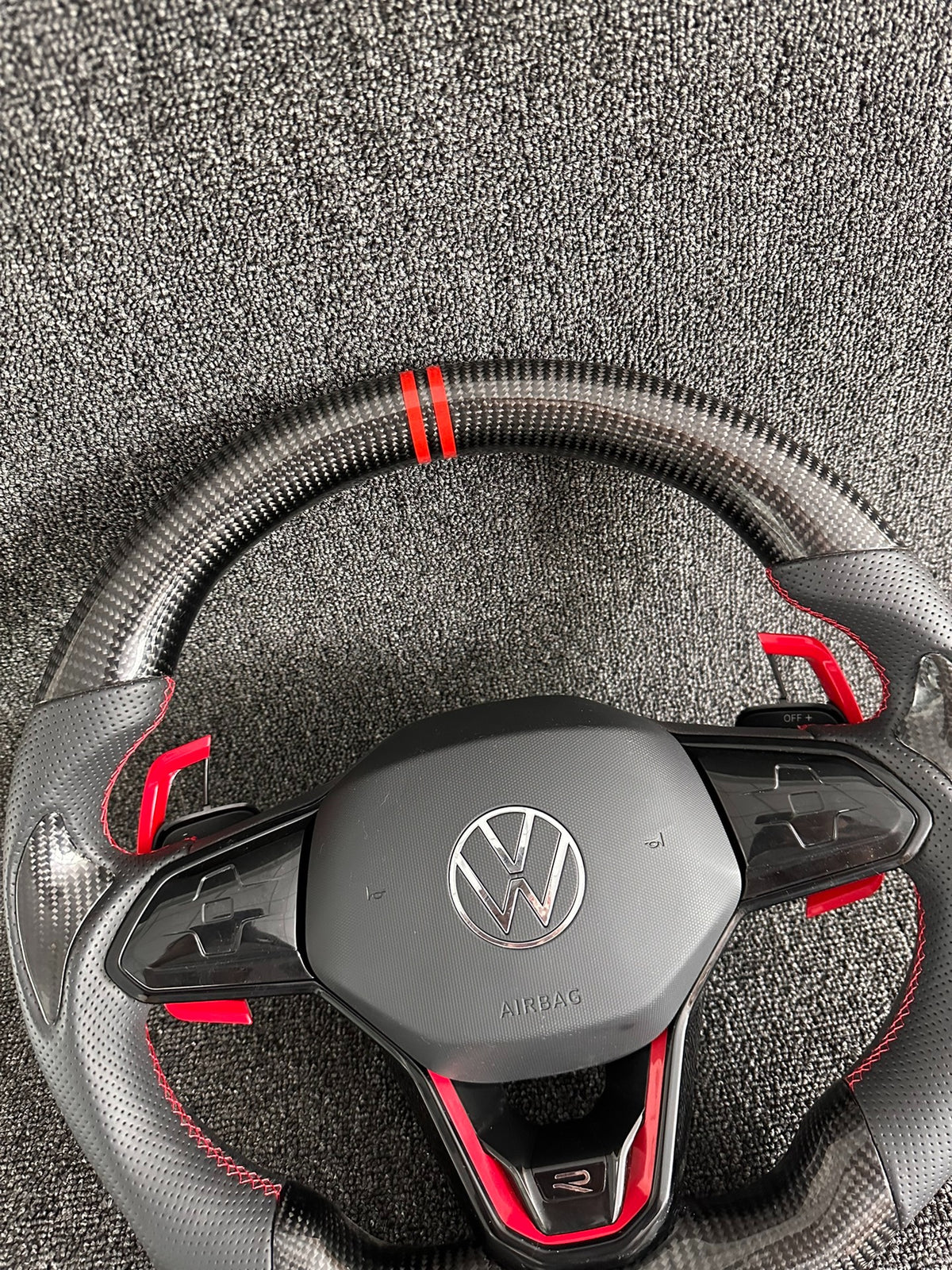 Volante Deportivo Volkswagen R de Carbono y Cuero Perforado con Costura Roja, Levas Ampliadas y Airbag Incluido