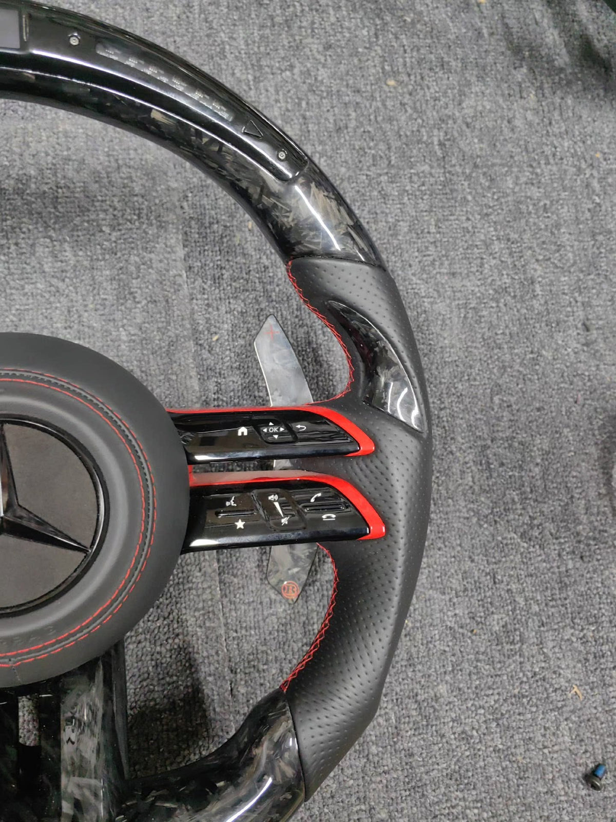 Volante Mercedes-AMG de Carbono Forjado con Pantalla LED, Cuero Perforado y Detalles Rojos