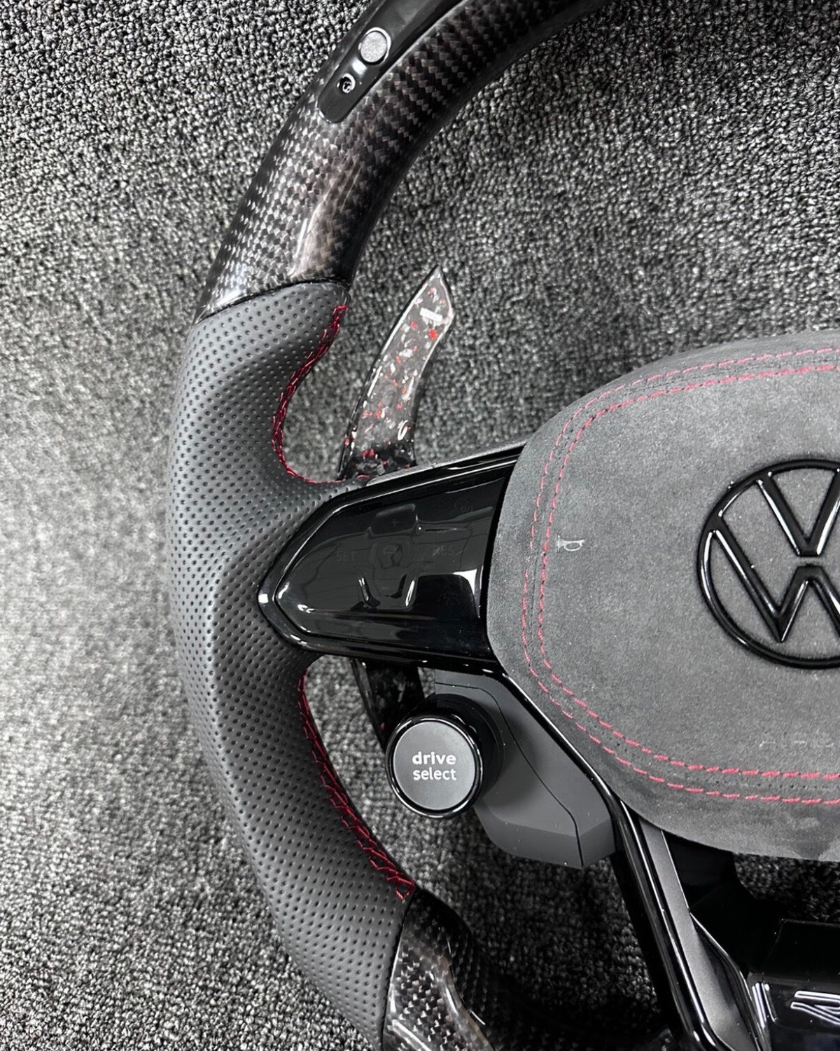 Volante Volkswagen R Deportivo en Fibra de Carbono y Cuero Gris Perforado | Display LED, Levas de Carbono, Drive Select, Start Engine Stop y Airbag