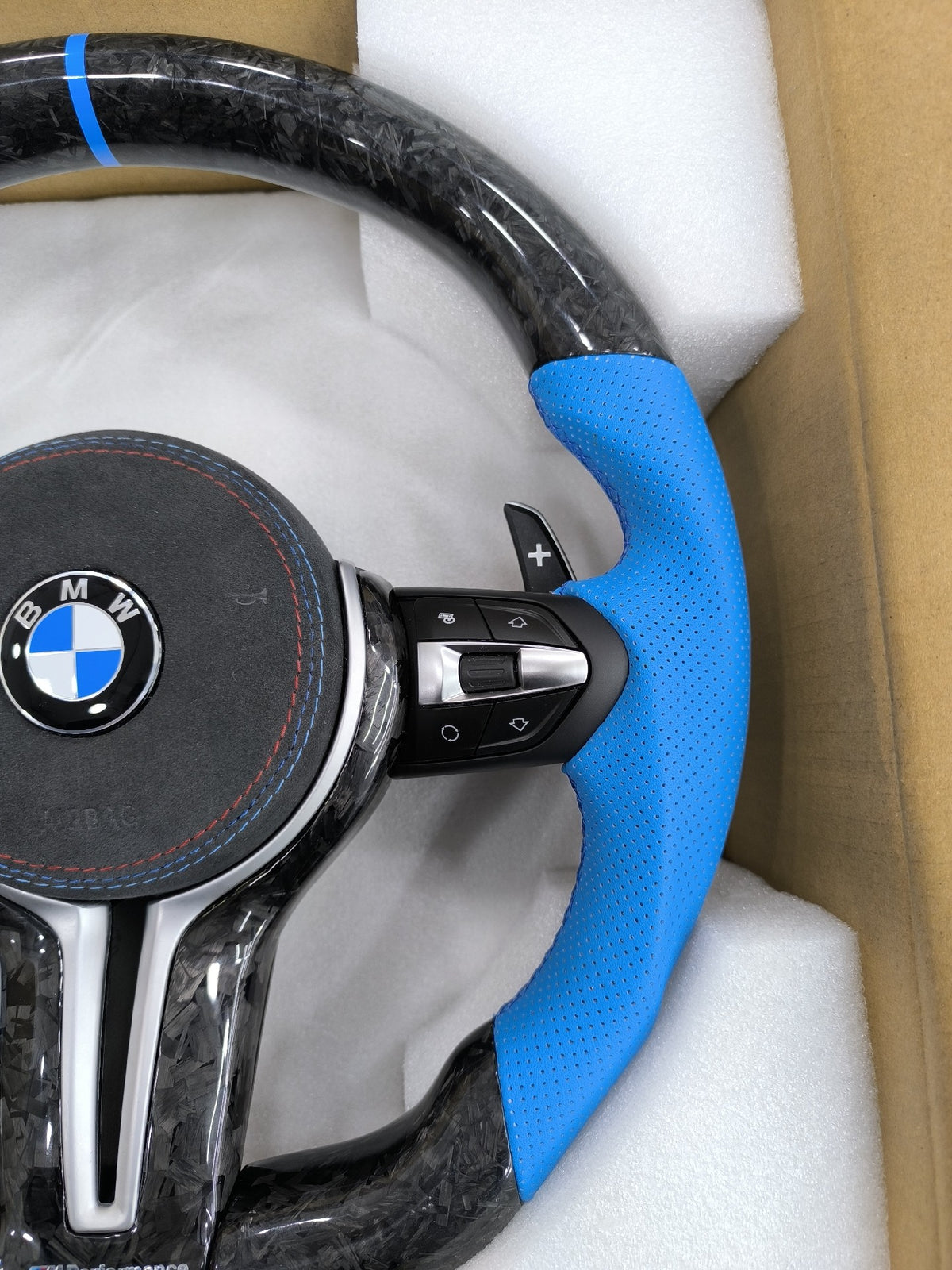 Volante BMW M Performance Deportivo en Carbono Forjado y Piel Azul | Levas de Cambio, Fondo Plano, Mandos Multifunción y Airbag