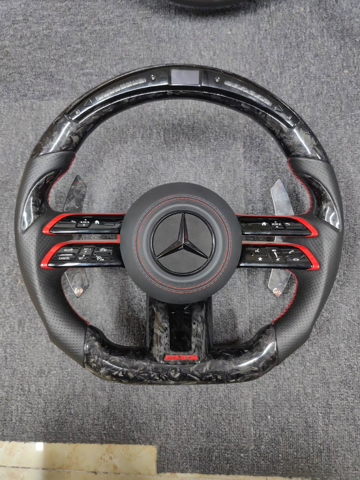 Volante Mercedes-AMG de Carbono Forjado con Pantalla LED, Cuero Perforado y Detalles Rojos