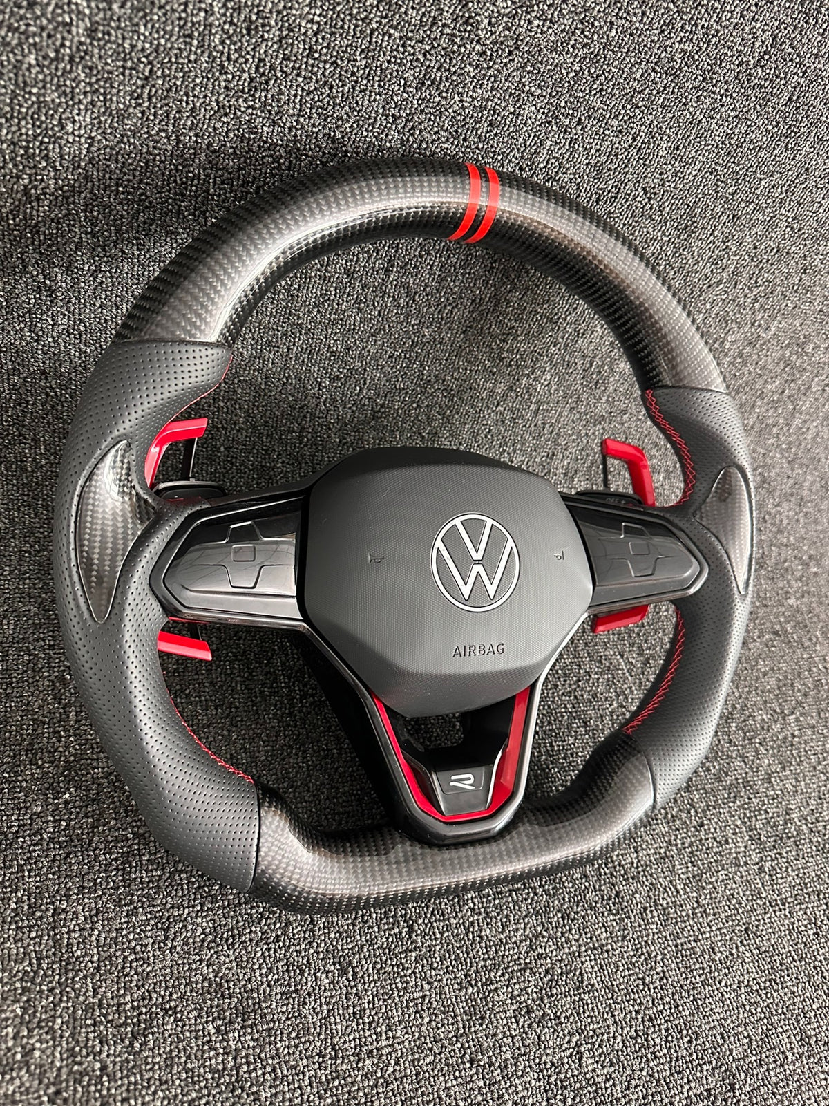 Volante Deportivo Volkswagen R de Carbono y Cuero Perforado con Costura Roja, Levas Ampliadas y Airbag Incluido