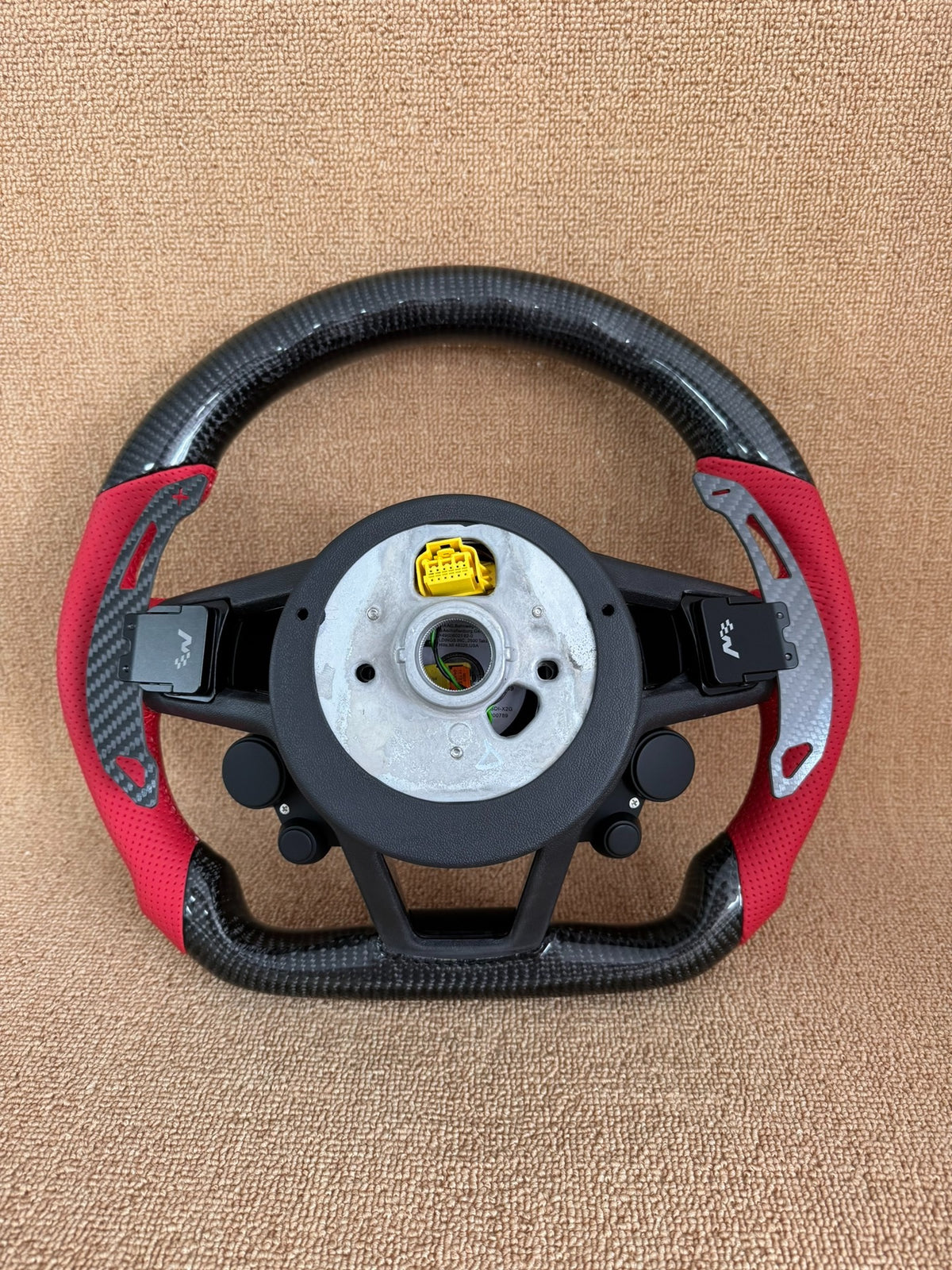Volante Audi RS Deportivo en Carbono y Piel Roja | Pantalla LED, Levas de Carbono, Drive Select, Botón Start, Fondo Plano y Airbag