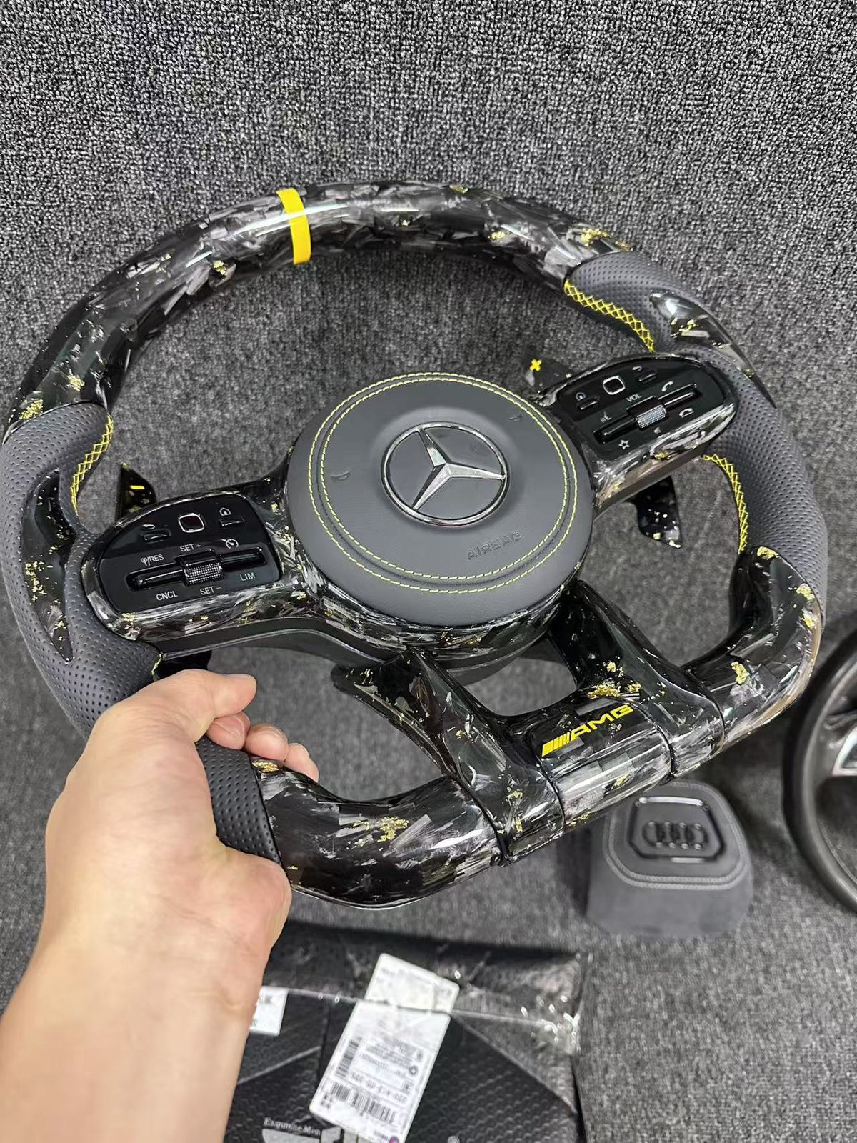 Volante Mercedes-AMG Performance en Fibra de Carbono, Microfibra Perforada, Levas y Costuras Amarillas