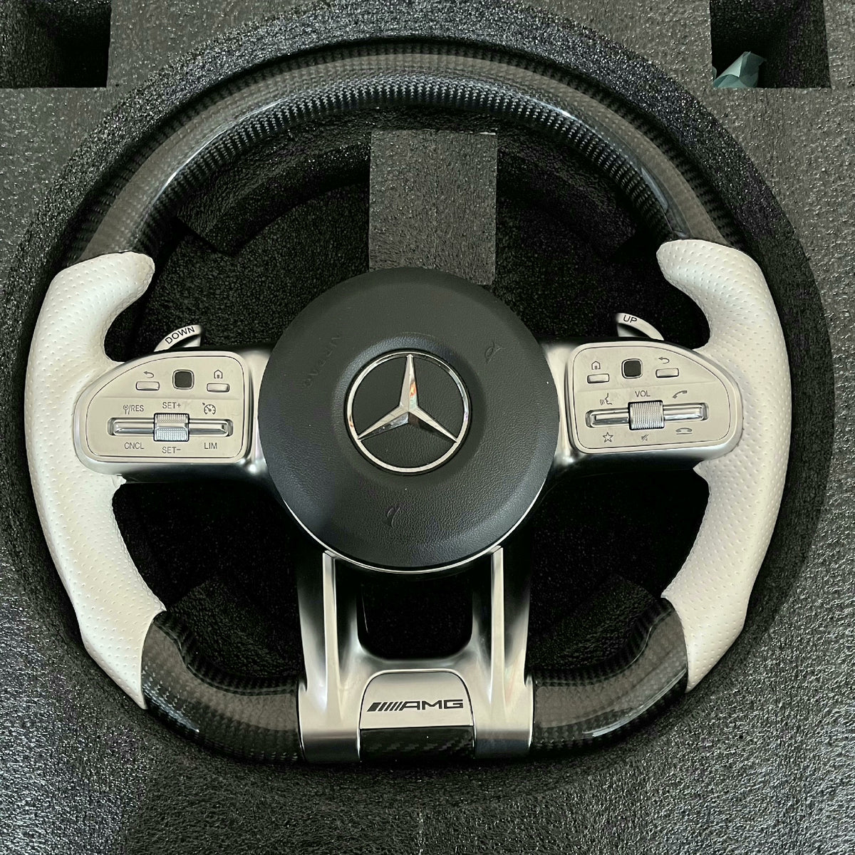 Volante Mercedes-AMG de Carbono y Cuero Blanco Perforado | Base Plana, Levas de Cambio, Mandos Multifunción y Airbag