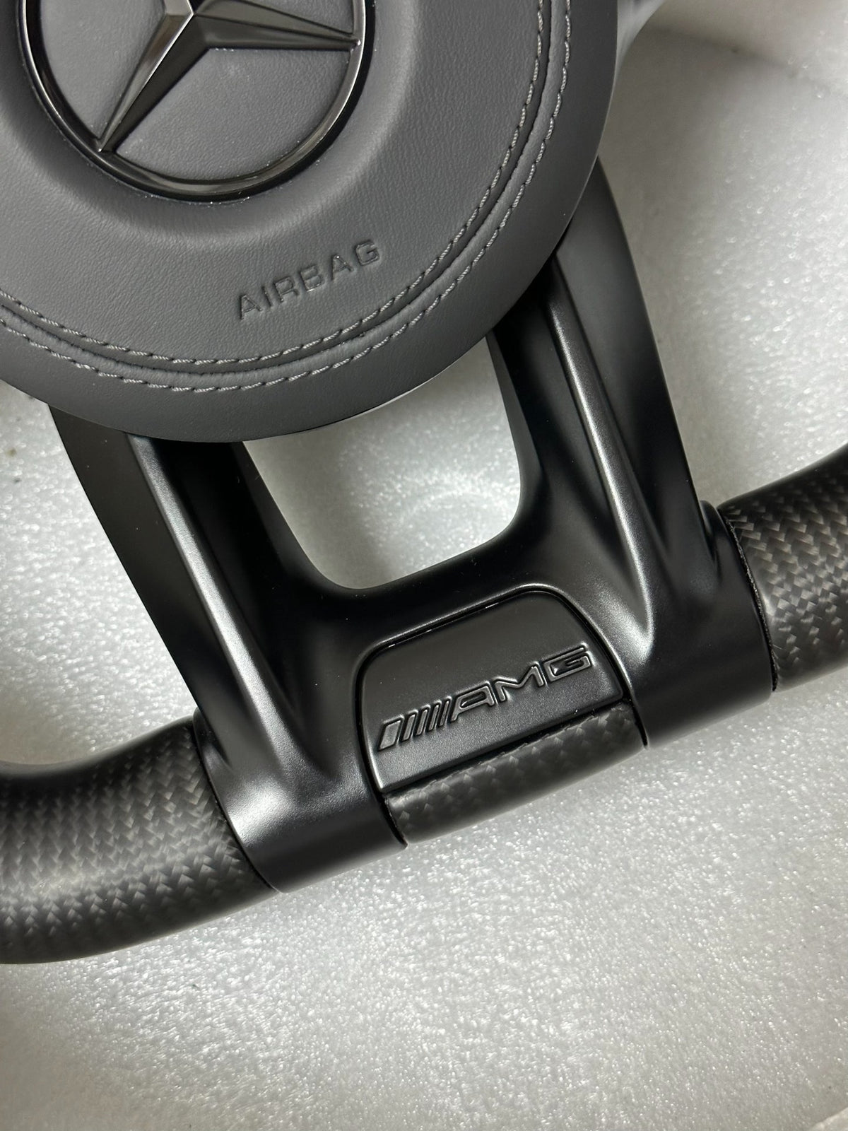 Volante Mercedes-AMG Deportivo en Fibra de Carbono y Cuero Perforado | Levas, Mandos Multifunción, Airbag y Diseño AMG