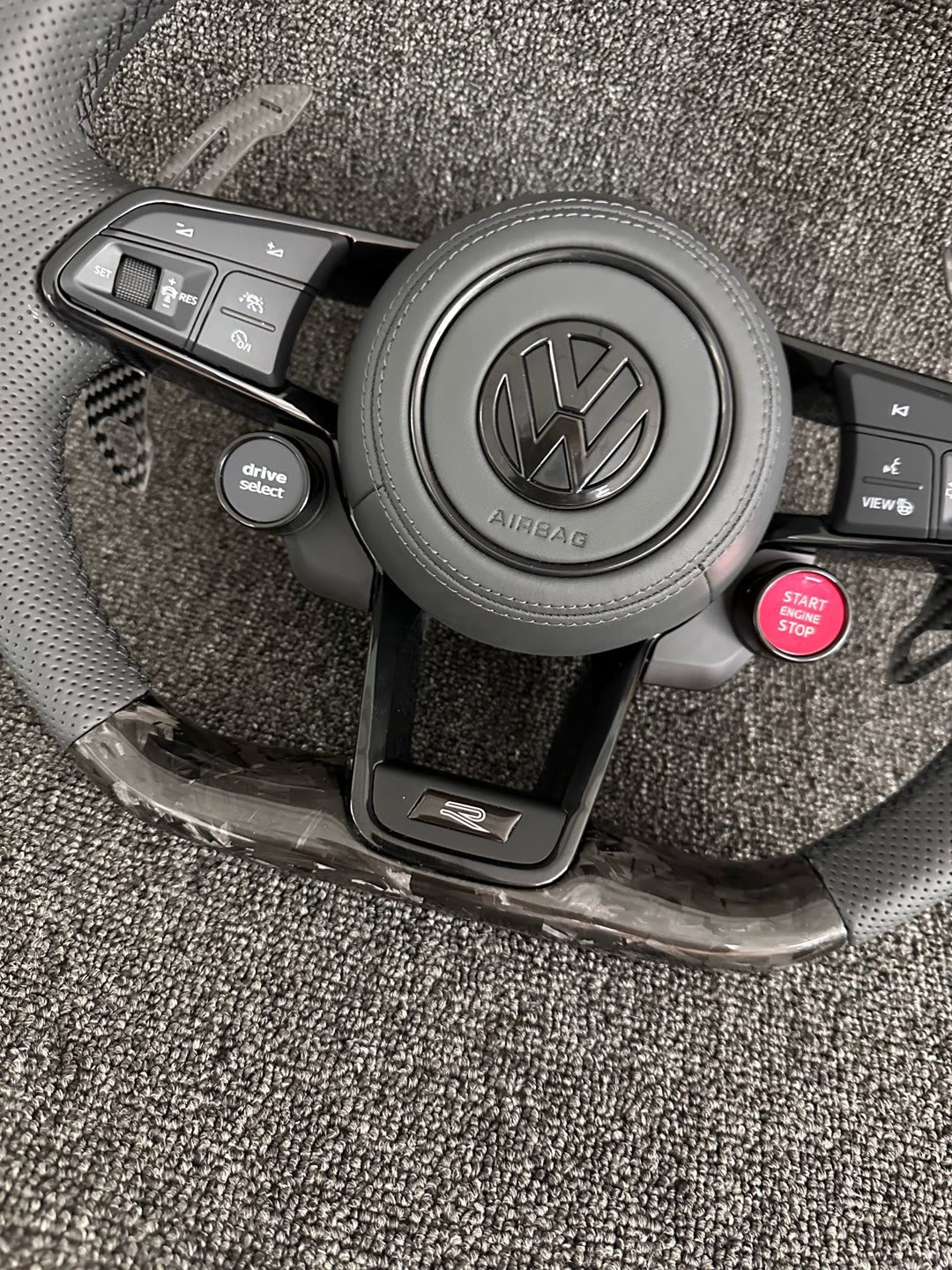 Volante Volkswagen R Deportivo en Carbono Forjado y Piel Perforada | Levas de Carbono, Drive Select, Botón Start, Fondo Plano y Airbag